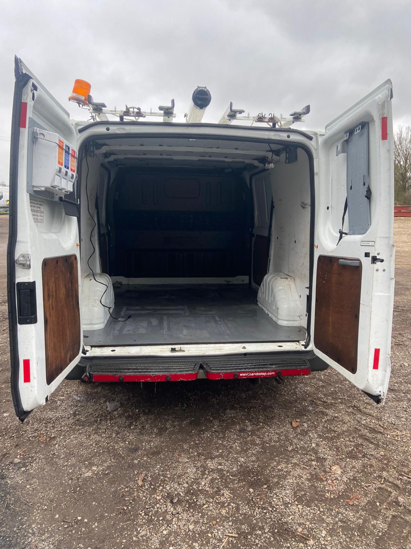 2012/62 REG FORD TRANSIT 100 T300 FWD 2.2 DIESEL WHITE PANEL VAN, SHOWING 0 FORMER KEEPERS *PLUS VAT - Image 9 of 12