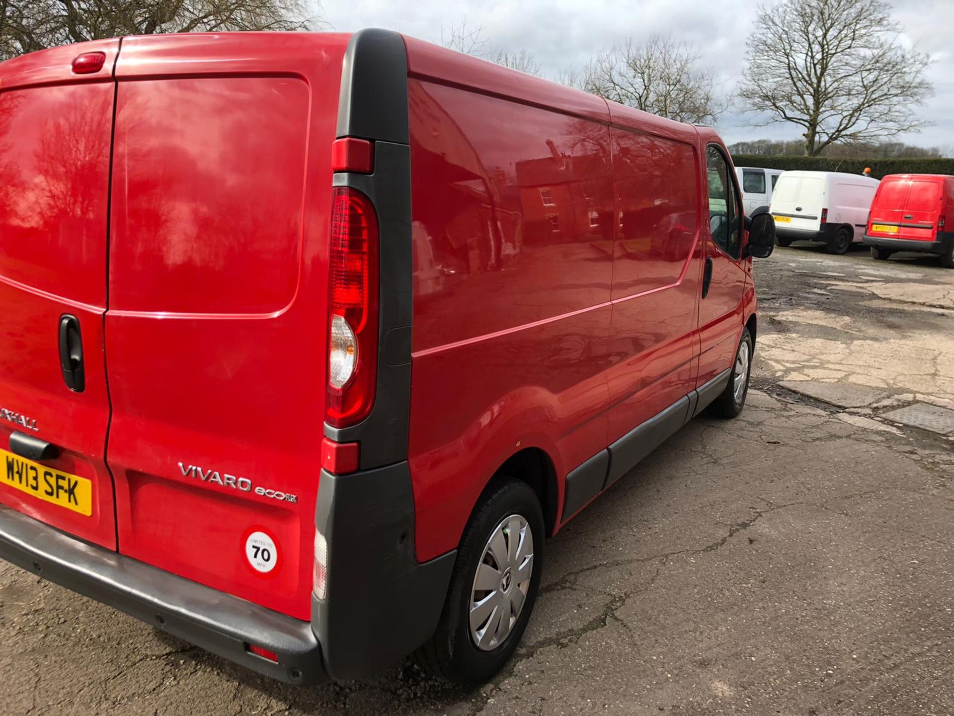 2013/13 REG VAUXHALL VIVARO 2900 ECOFLEX CDTI LWB 2.0 DIESEL RED PANEL VAN, SHOWING 0 FORMER KEEPERS - Image 5 of 10