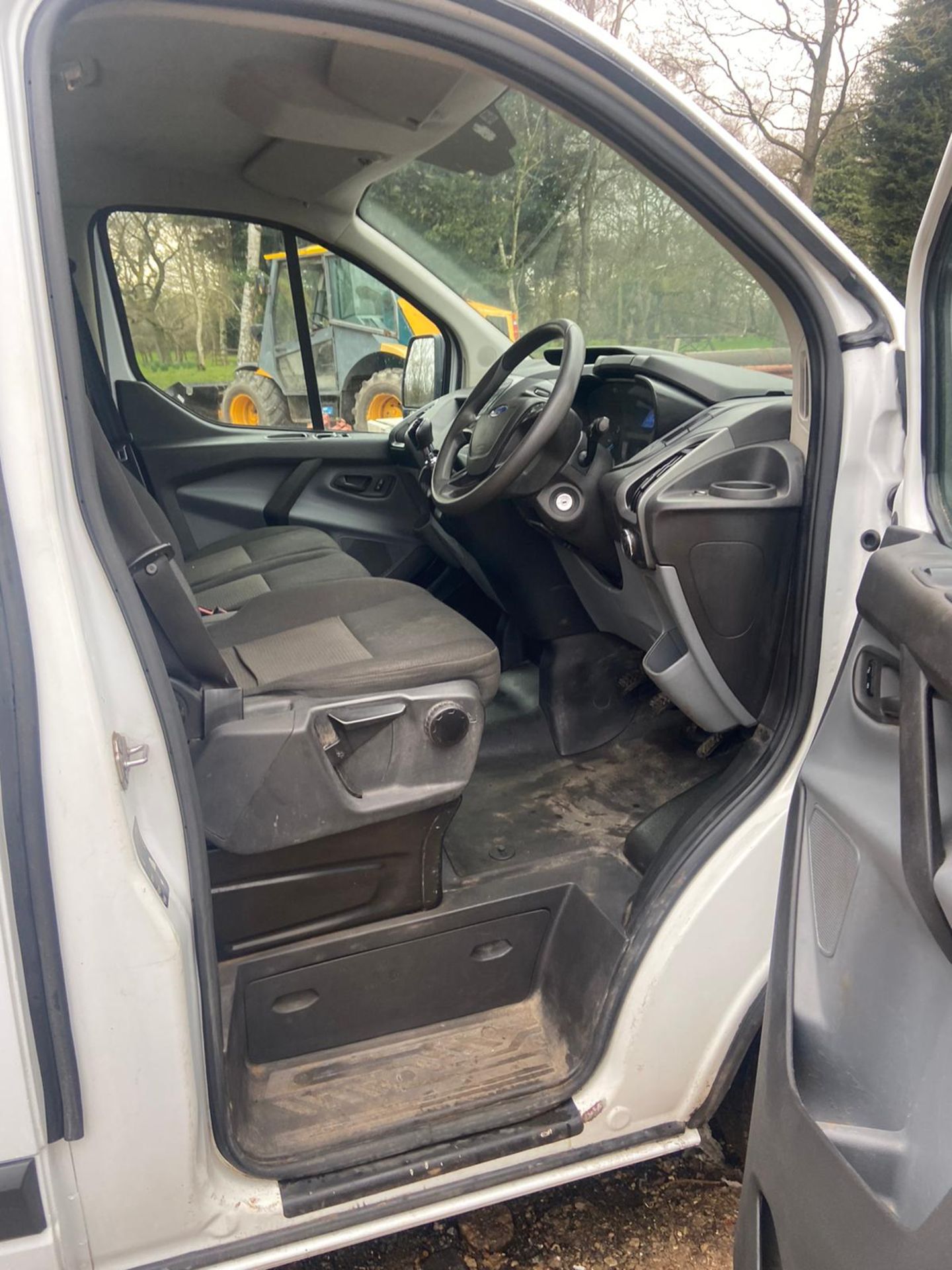 2017/17 REG FORD TRANSIT CUSTOM 290 2.0 DIESEL WHITE CREW VAN, SHOWING 0 FORMER KEEPERS *PLUS VAT* - Image 9 of 11