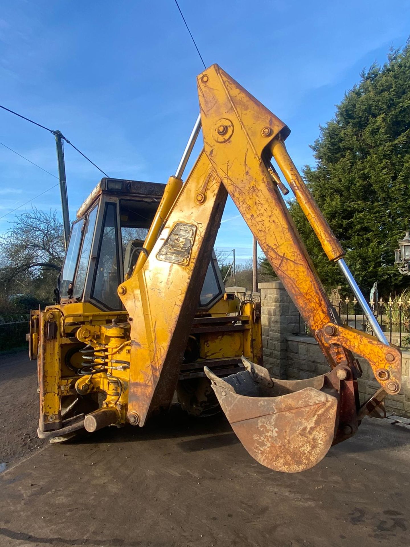 JCB 4 WHEEL DRIVE 3CX, 4 IN 1 BUCKET, 4 SPEED MANUAL *PLUS VAT* - Image 4 of 7