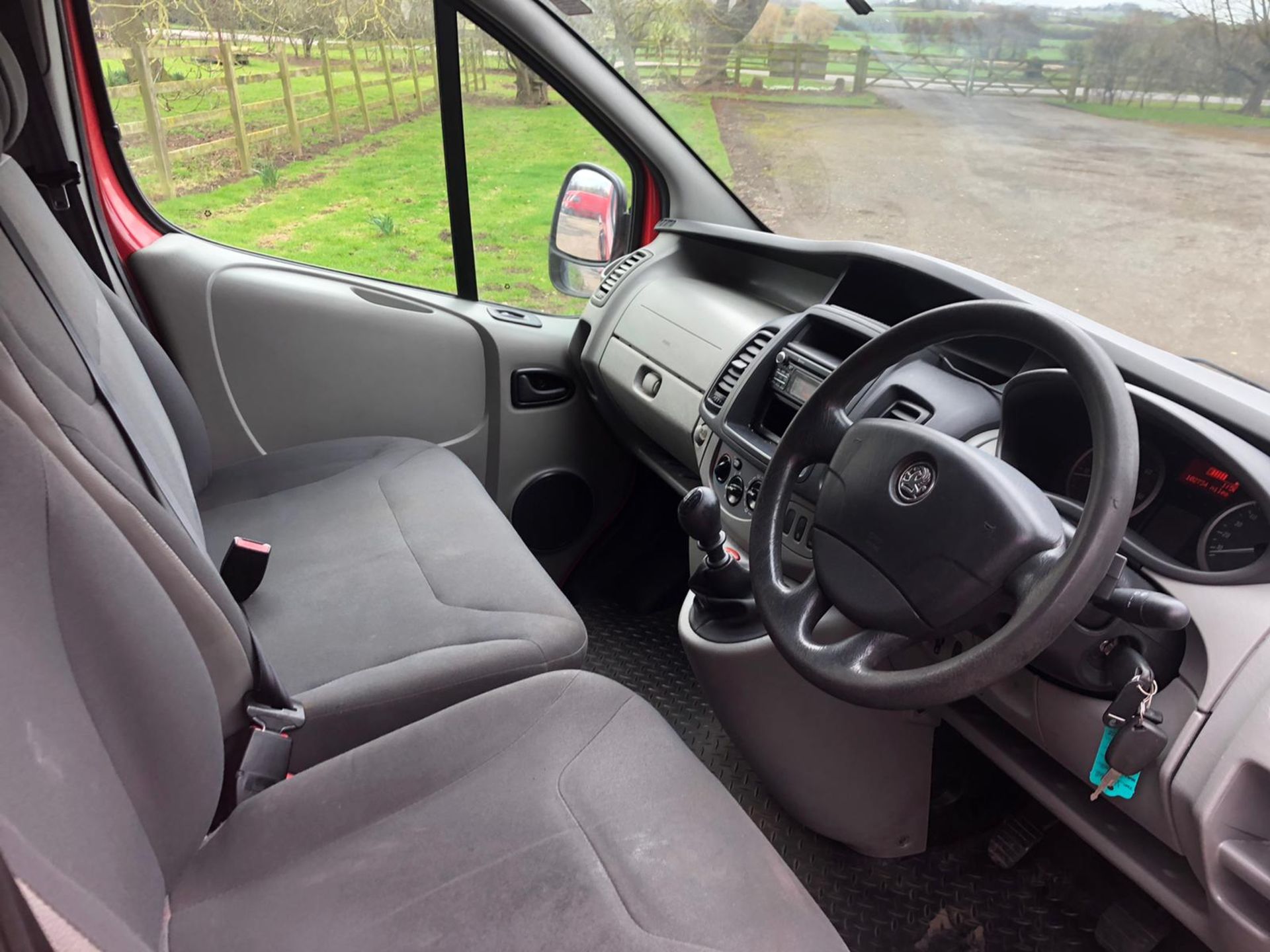 2013/13 REG VAUXHALL VIVARO 2900 ECOFLEX CDTI LWB 2.0 DIESEL RED PANEL VAN, SHOWING 0 FORMER KEEPERS - Image 8 of 10