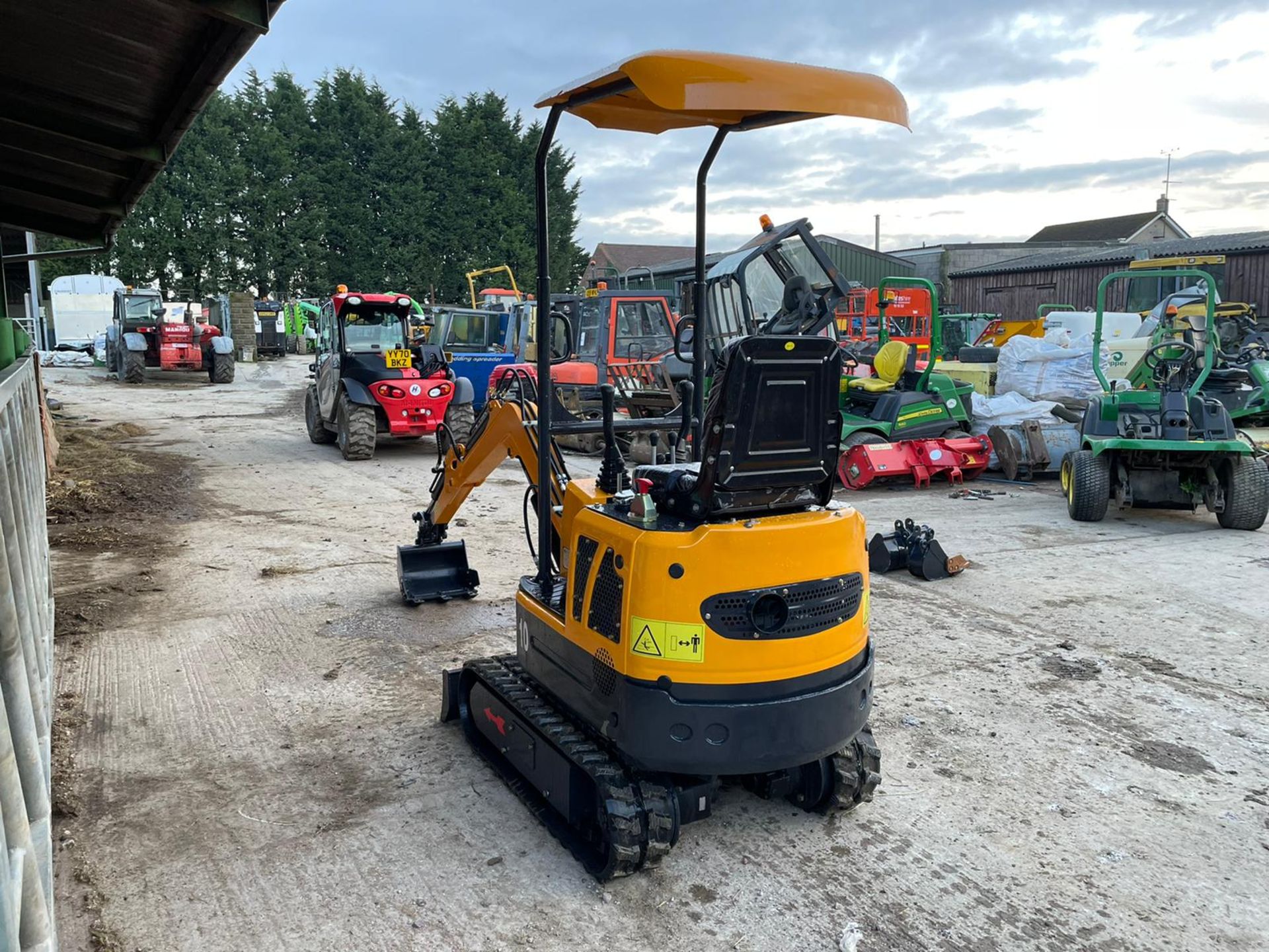 BRAND NEW AND UNUSED RHINOCEROS LM10 MINI EXCAVATOR / DIGGER, 3 X BUCKETS INCLUDED *PLUS VAT* - Image 10 of 12