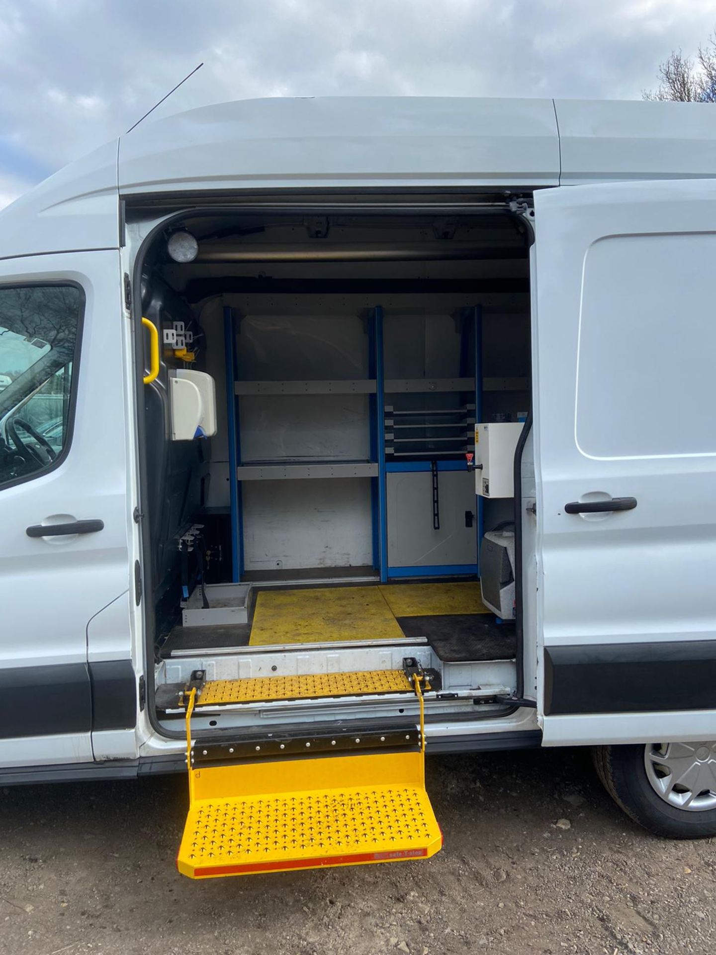 2015/65 REG FORD TRANSIT 350 2.2 DIESEL WORKSHOP PANEL VAN, SHOWING 0 FORMER KEEPERS *PLUS VAT* - Image 10 of 14