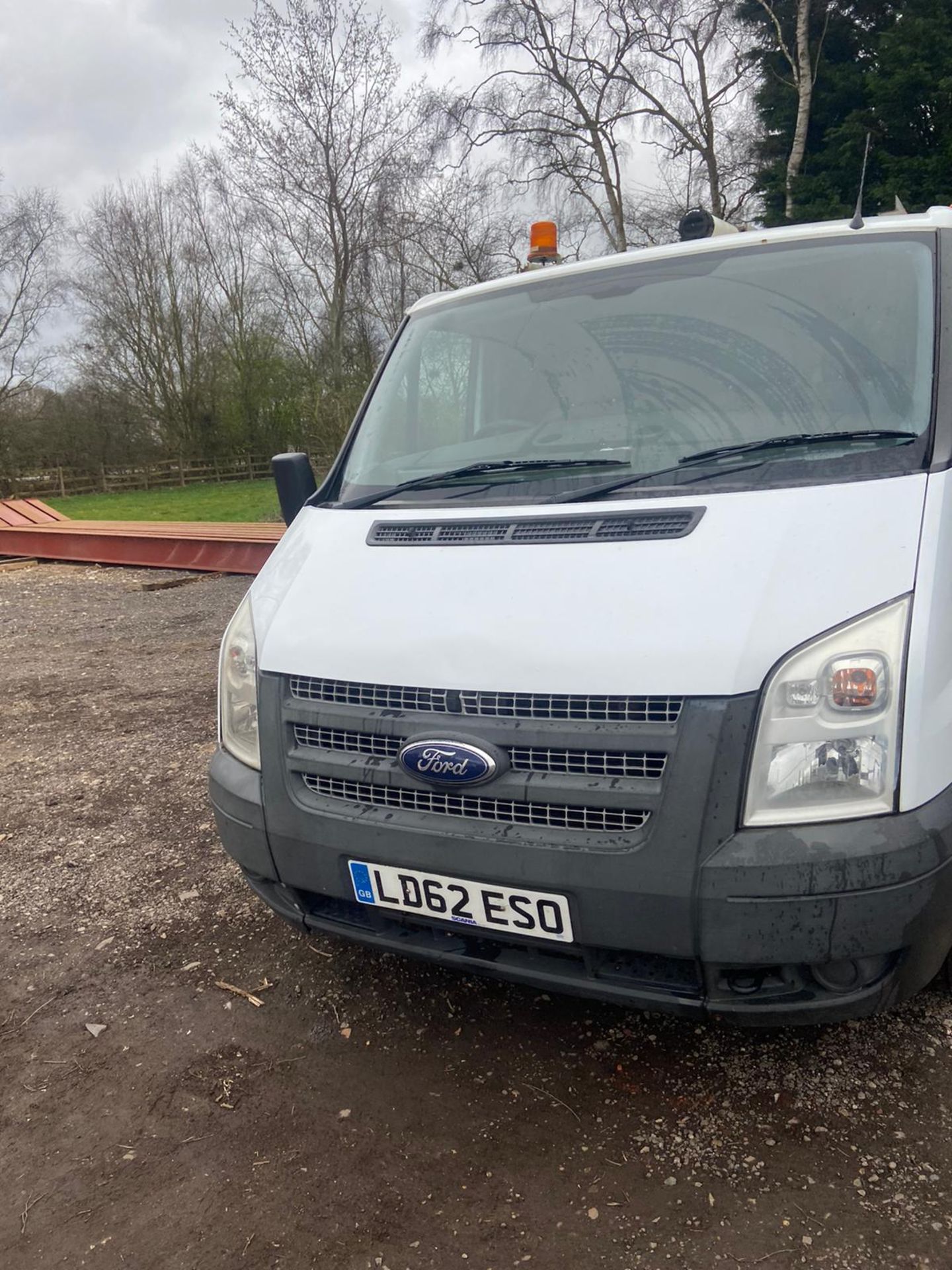 2012/62 REG FORD TRANSIT 100 T300 FWD 2.2 DIESEL WHITE PANEL VAN, SHOWING 0 FORMER KEEPERS *PLUS VAT - Image 2 of 12