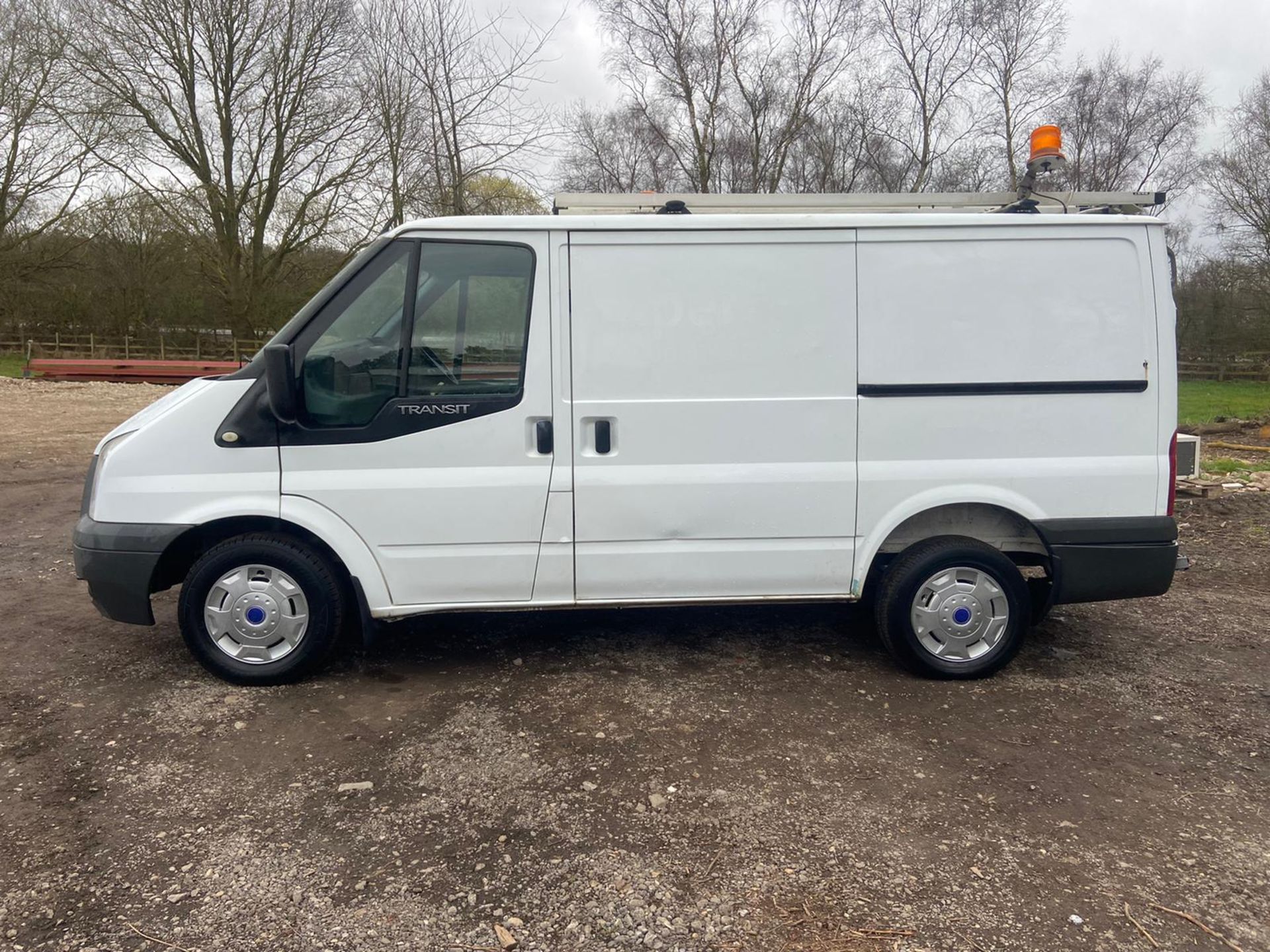 2012/62 REG FORD TRANSIT 100 T300 FWD 2.2 DIESEL WHITE PANEL VAN, SHOWING 0 FORMER KEEPERS *PLUS VAT - Image 4 of 12