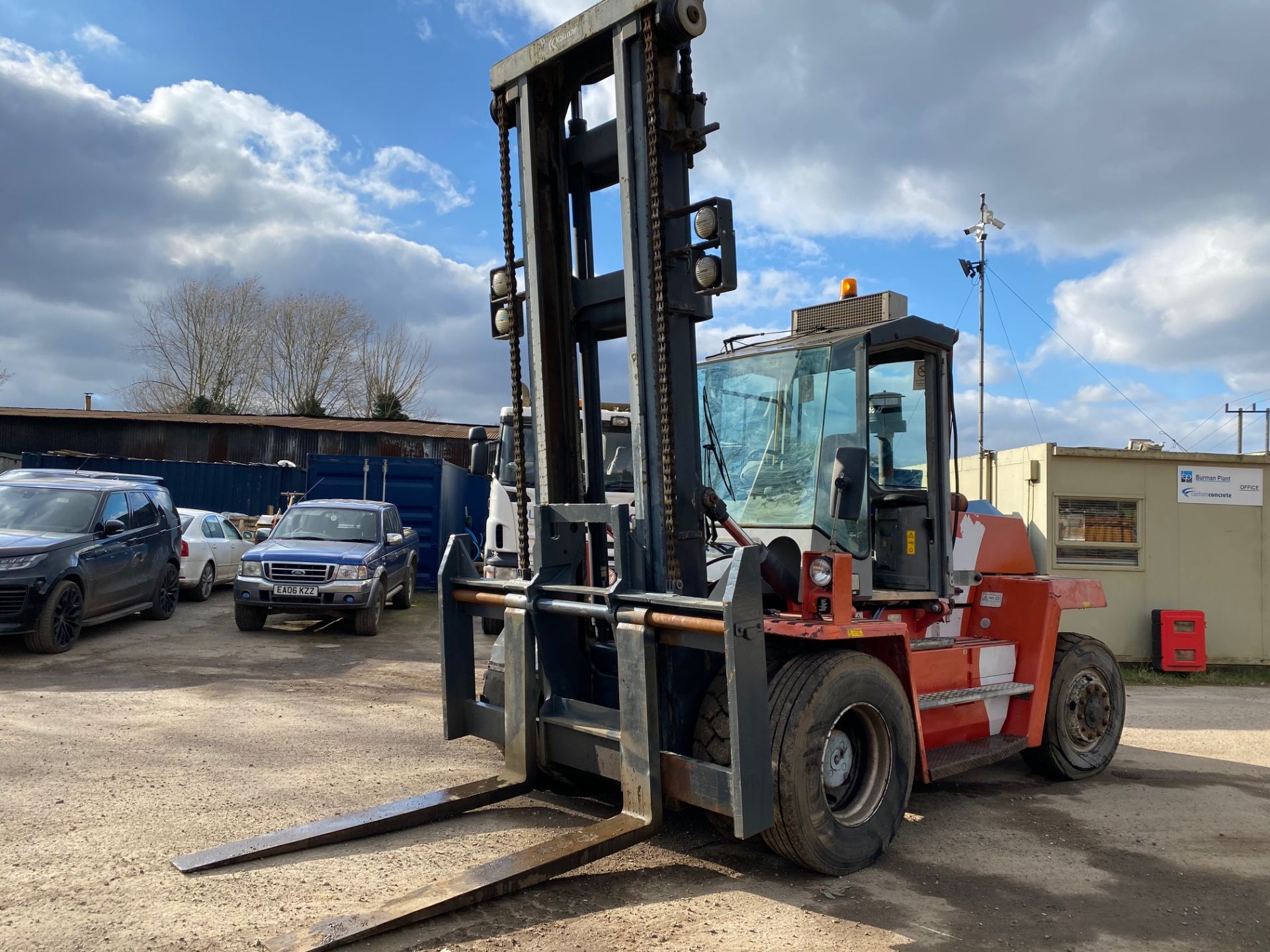 2002 KALMAR DCD100-6 10 TON FORKLIFT, STARTS, DRIVES AND RUNS AS IT SHOULD, THE DOOR IS MISSING - Image 3 of 8