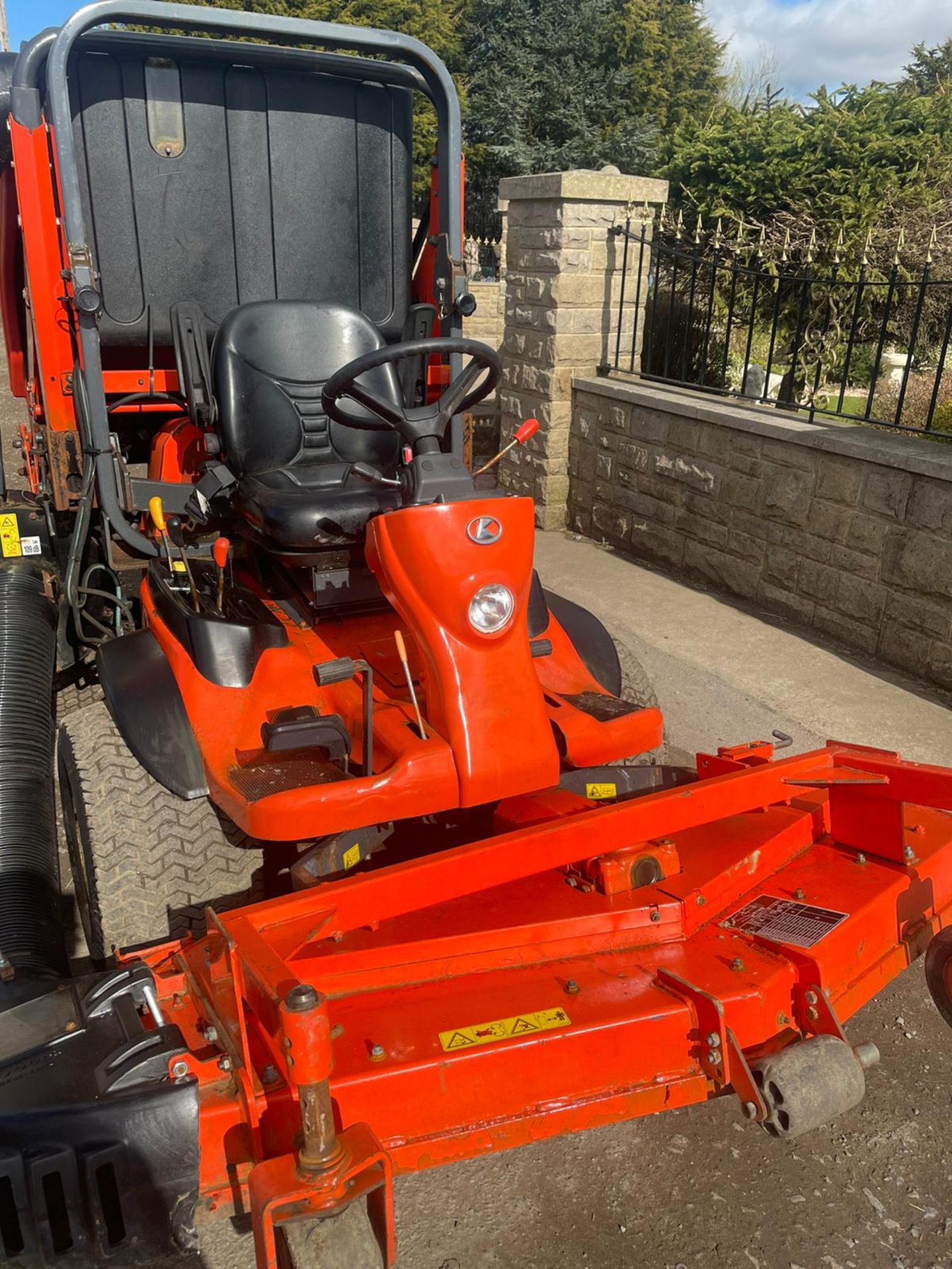 2011 KUBOTA F3680 OUT FRONT RIDE ON LAWN MOWER HIGH TIP COLLECTOR, 4 WHEEL DRIVE, PLUS VAT - Image 2 of 7