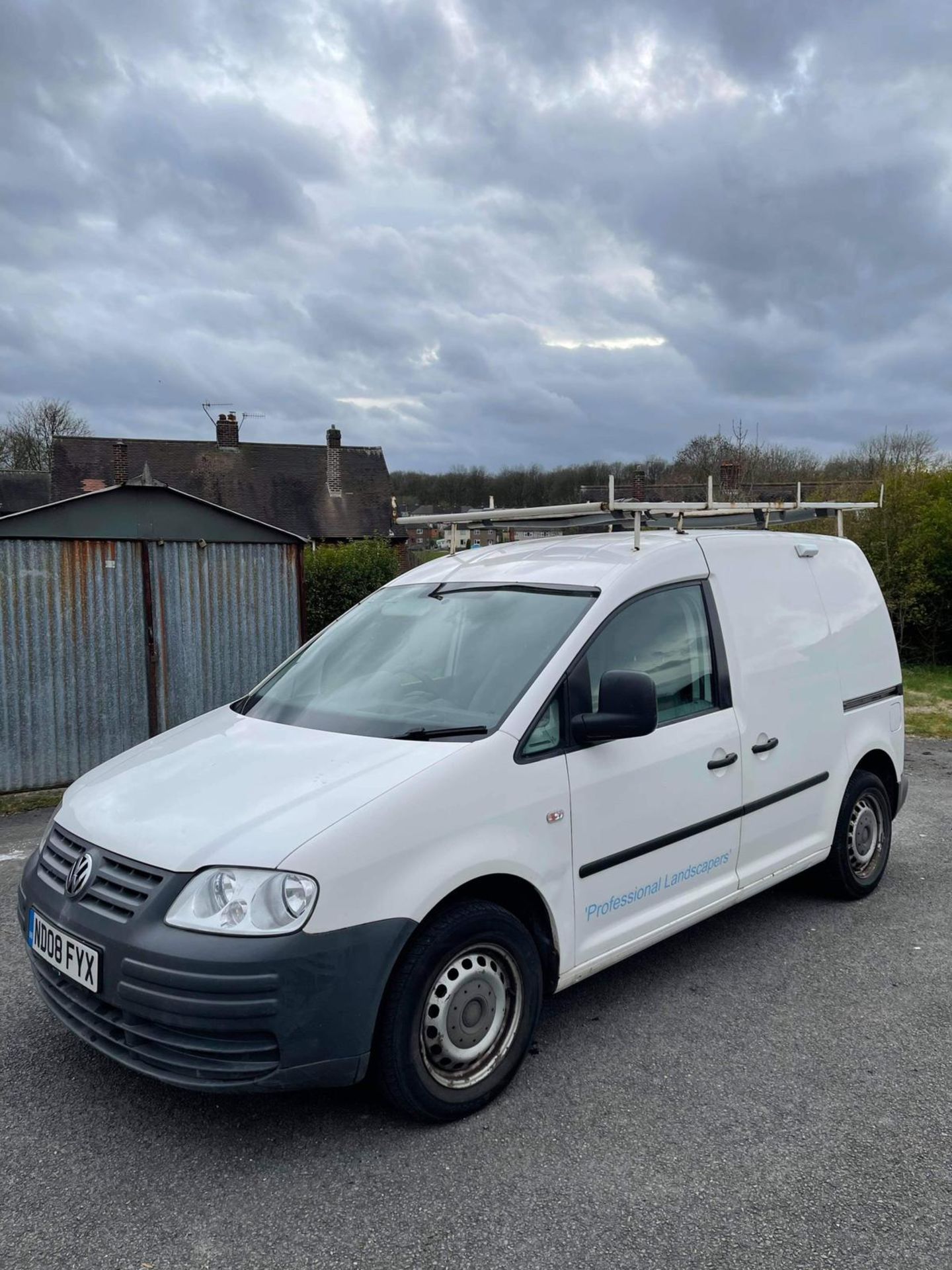 2008 VOLKSWAGEN CADDY 69PS SDI, 2.0 DIESEL, WHITE, SHOWING 3 FORMER KEEPERS, NO VAT