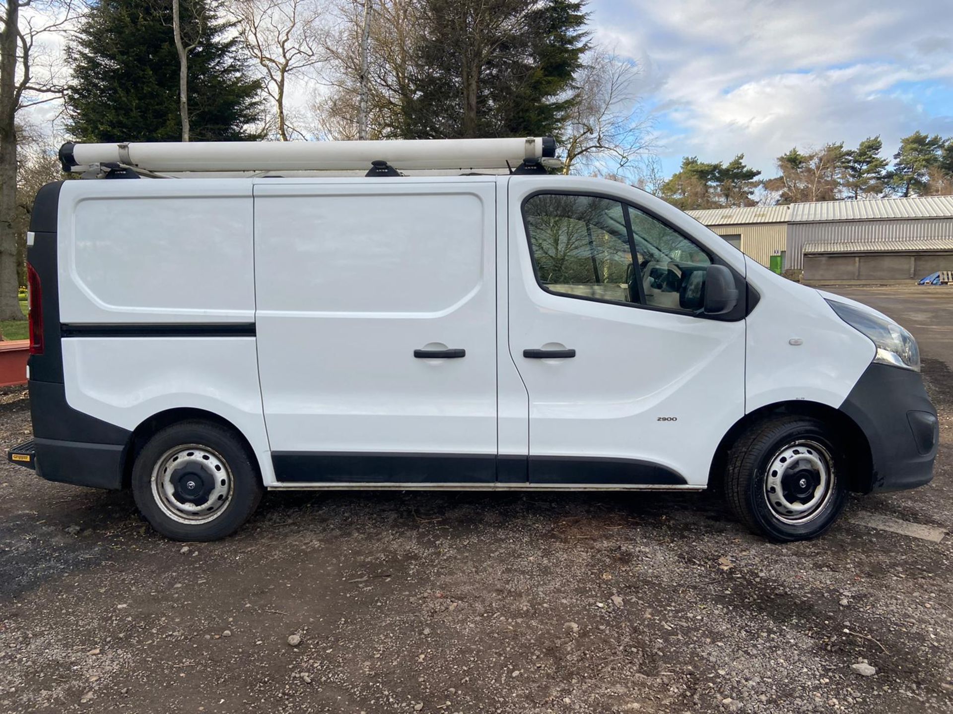 2014 (64) VIVARO 2900 CDTI ECOFLEX, 1.6 DIESEL WHITE PANEL VAN, SHOWING 0 KEEPERS, PLUS VAT