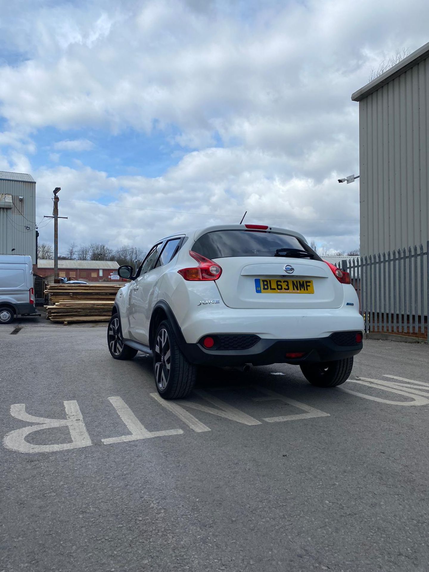 2013 NISSAN JUKE N-TEC, WHITE, 5 DOOR HATCHBACK, 5 PREVIOUS KEEPERS, VDI CLEAR, *NO VAT* - Image 5 of 12