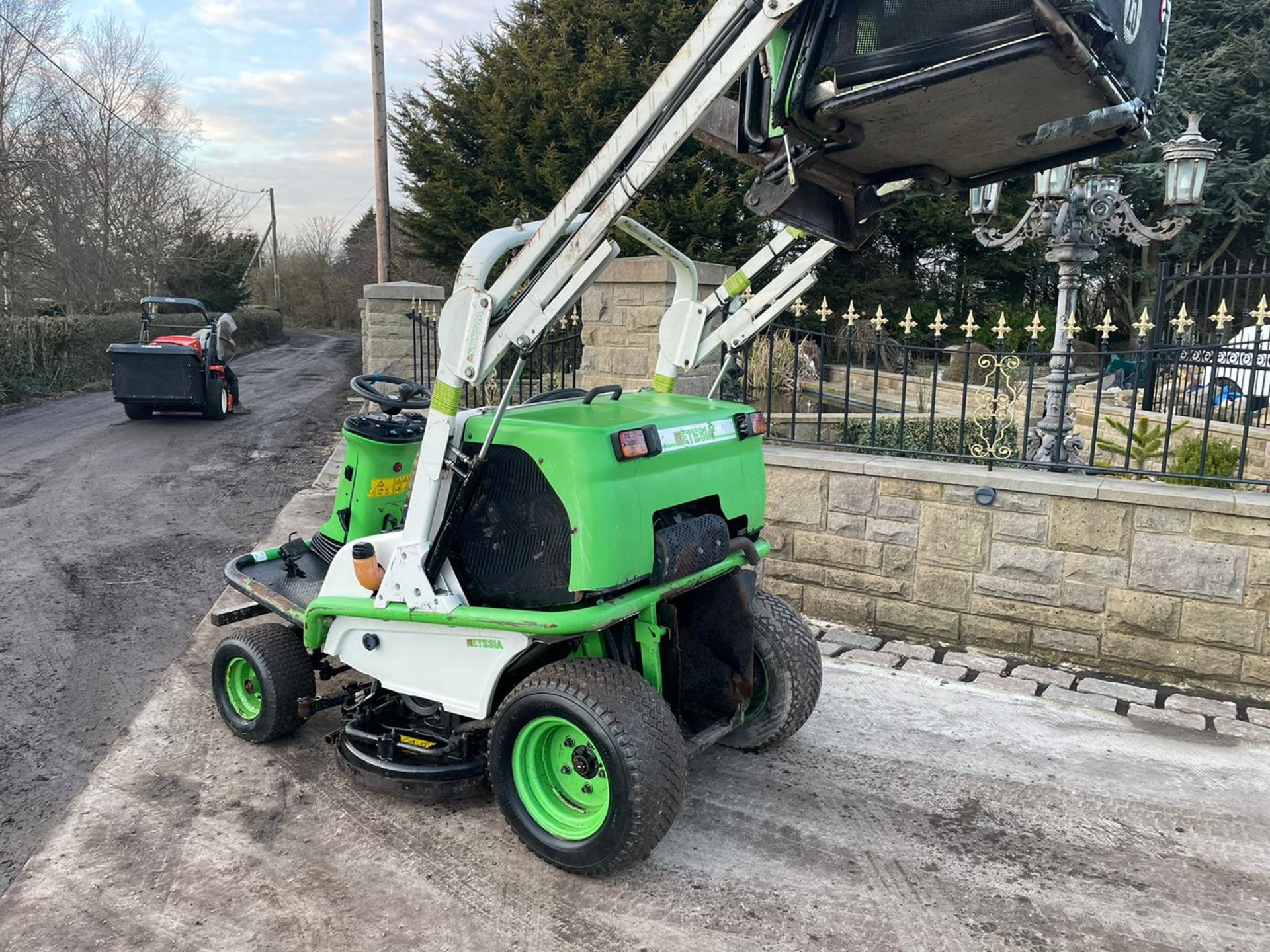 ETESIA HYDRO 124 D RIDE ON MOWER, RUNS, DRIVES AND CUTS, HIGH TIP COLLECTOR *PLUS VAT* - Image 4 of 7