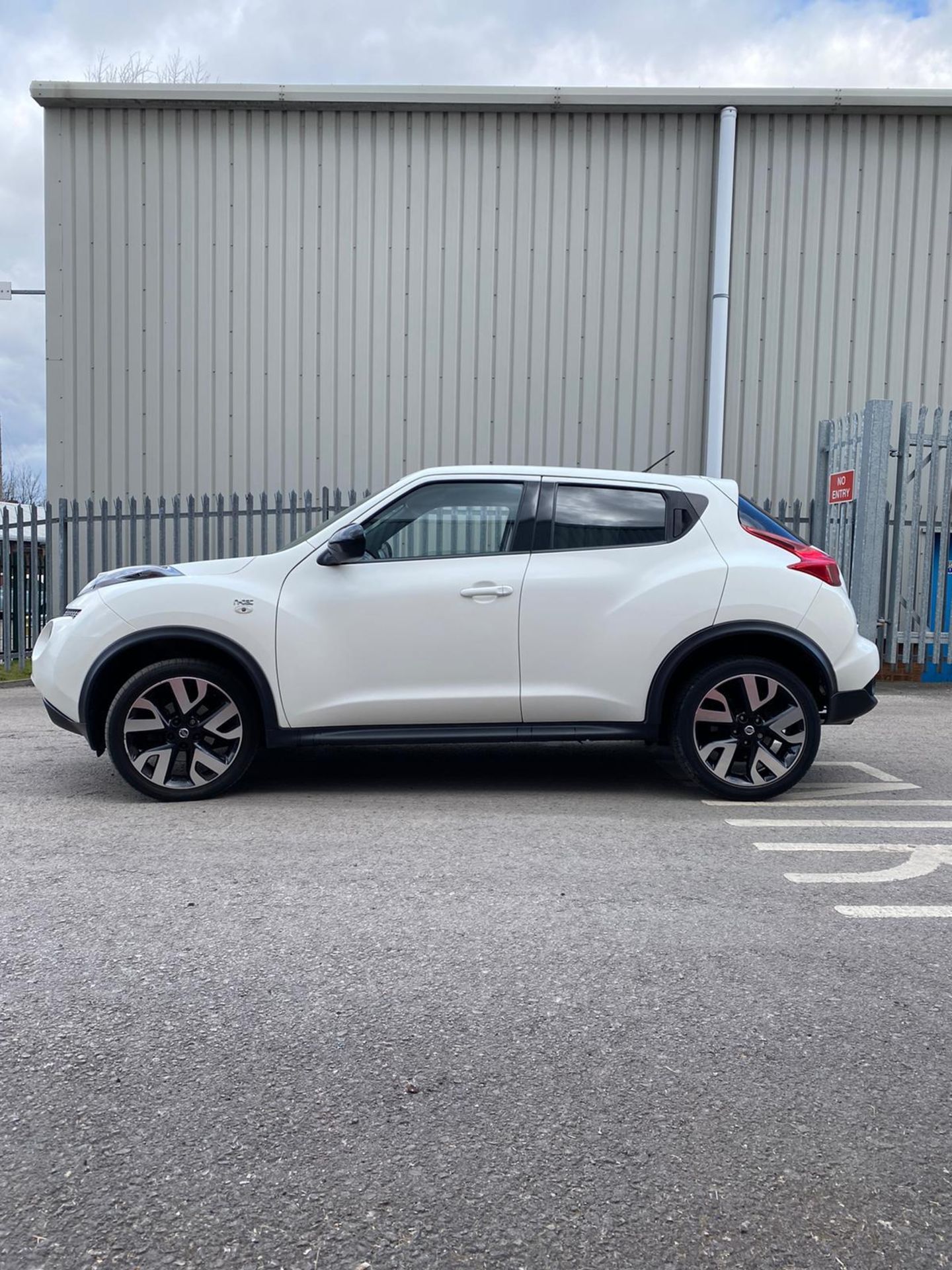 2013 NISSAN JUKE N-TEC, WHITE, 5 DOOR HATCHBACK, 5 PREVIOUS KEEPERS, VDI CLEAR, *NO VAT* - Image 4 of 12