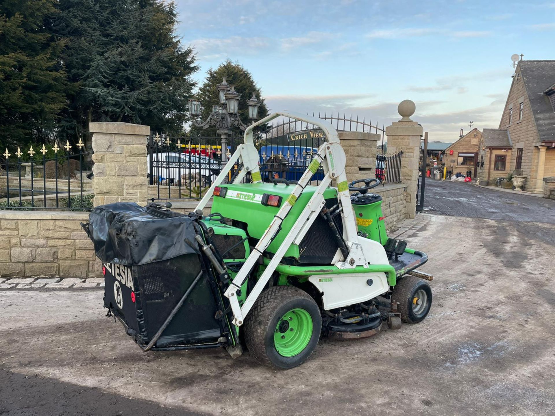 ETESIA HYDRO 124 D RIDE ON MOWER, RUNS, DRIVES AND CUTS, HIGH TIP COLLECTOR *PLUS VAT* - Image 6 of 7