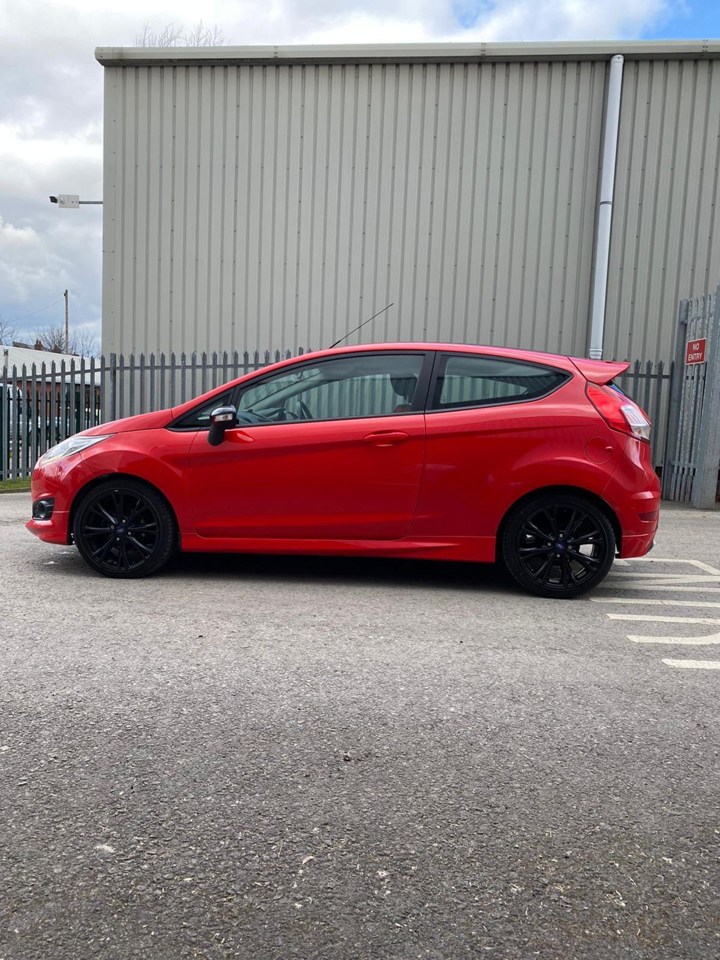 2016 FORD FIESTA ZETEC S RED EDITION, 3 DOOR HATCHBACK, MANUAL, PETROL *NO VAT* - Image 7 of 9