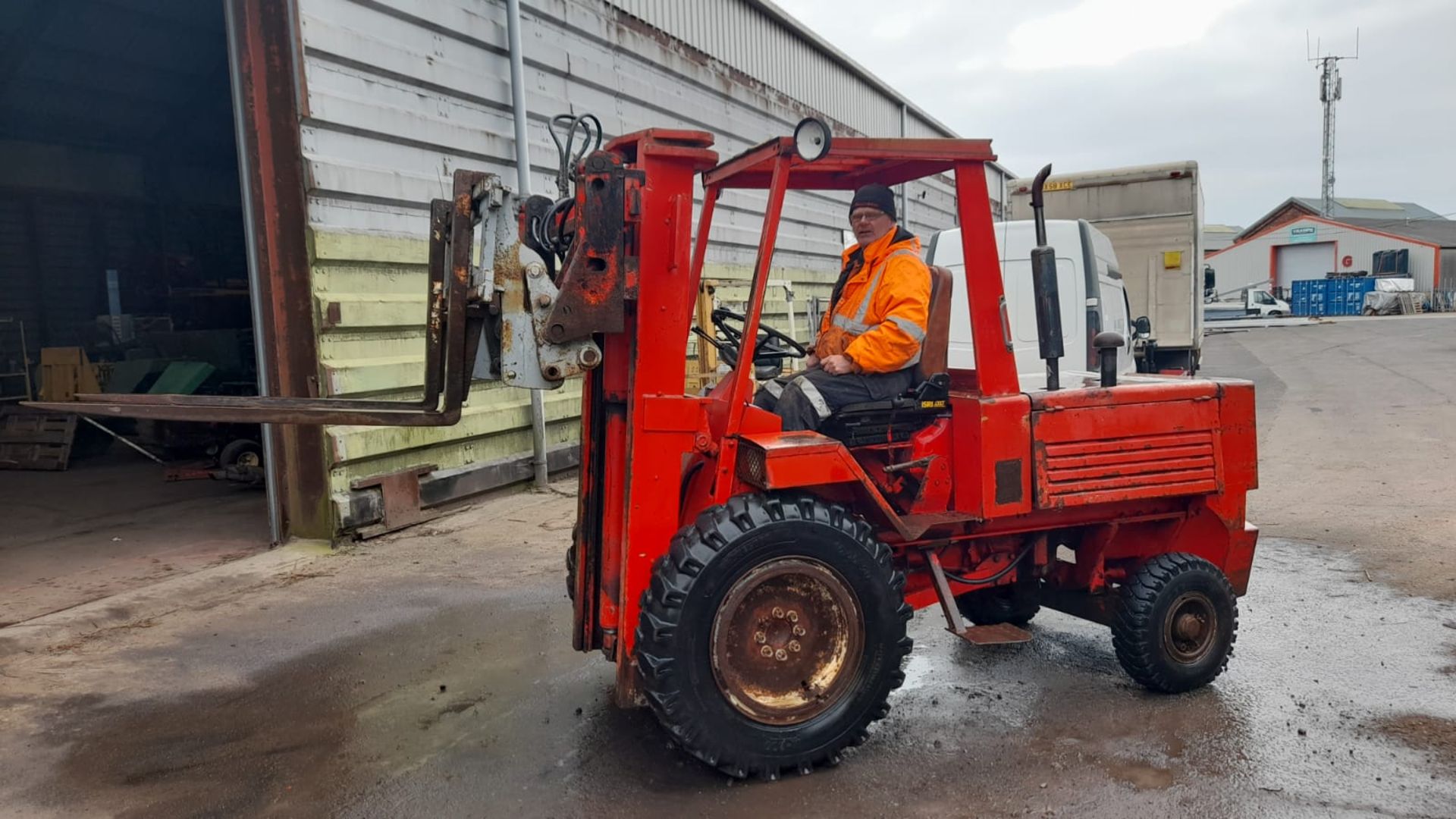 MANITOU MCE-30c 3 TON ROUGH TERRAIN, FORK TRUCK WITH FORKS AND BUCKET *PLUS VAT* - Image 5 of 8