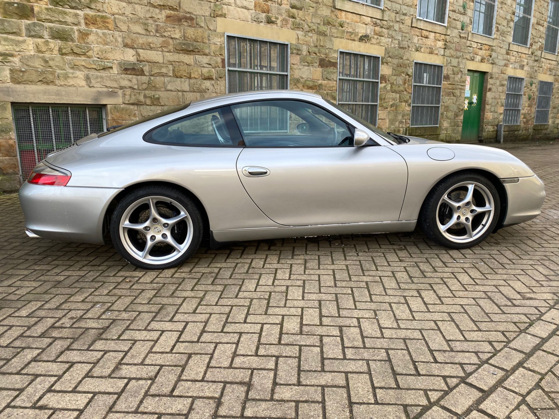 2003/52 REG PORSCHE 911 CARRERA 2 3.6 PETROL SILVER COUPE, SHOWING 3 FORMER KEEPERS *NO VAT* - Image 10 of 19