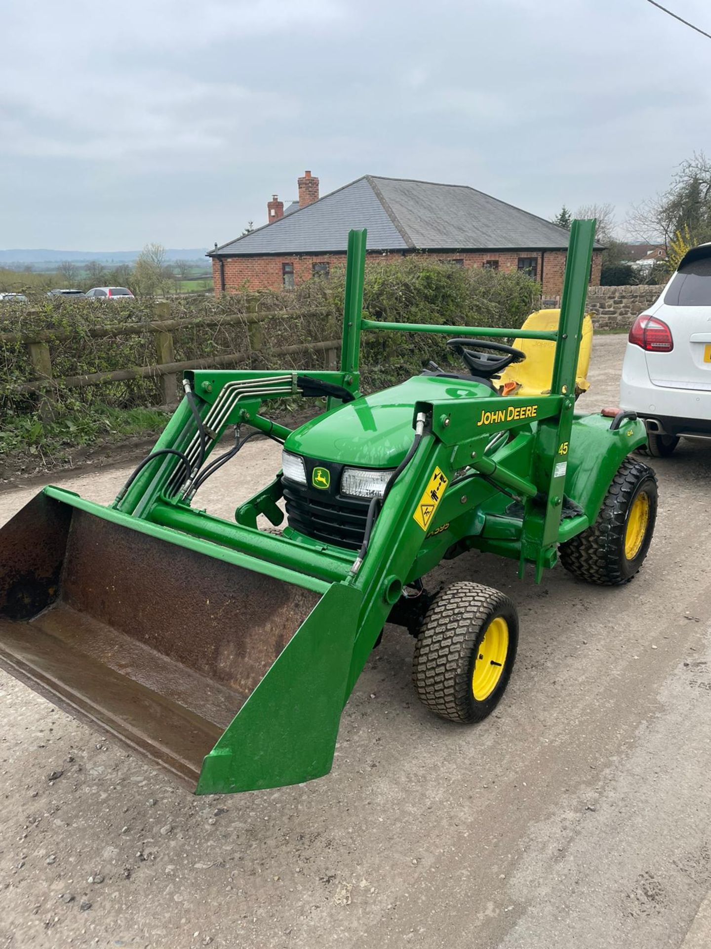 JOHN DEERE X595 COMPACT TRACTOR WITH FRONT LOADER, 4 WHEEL DRIVE, RUNS AND LIFTS *PLUS VAT* - Image 3 of 5