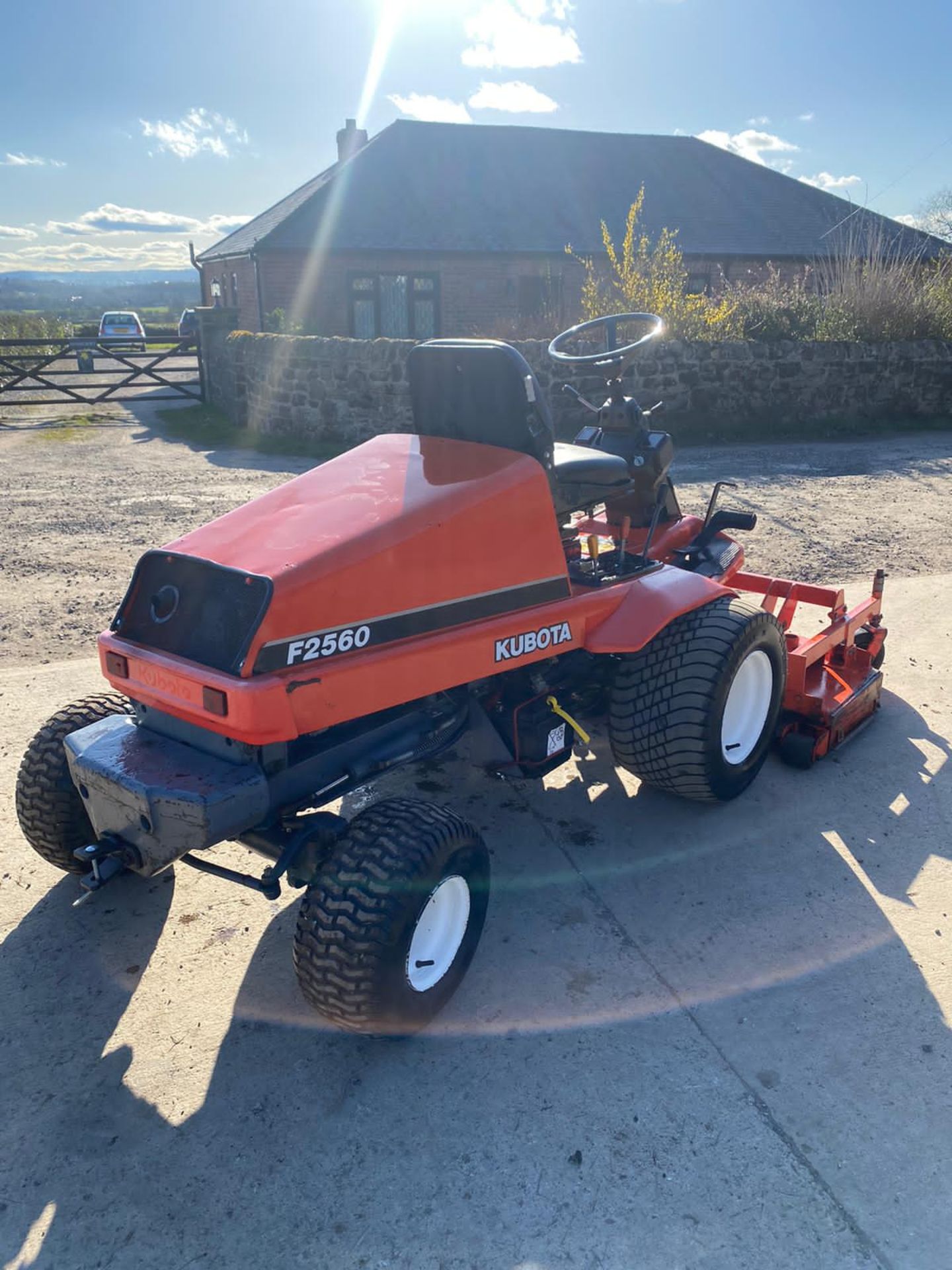 Kubota f2560 out front ride on mower Runs drives and cuts Hydraulic up and down deck *NO VAT* - Image 3 of 7