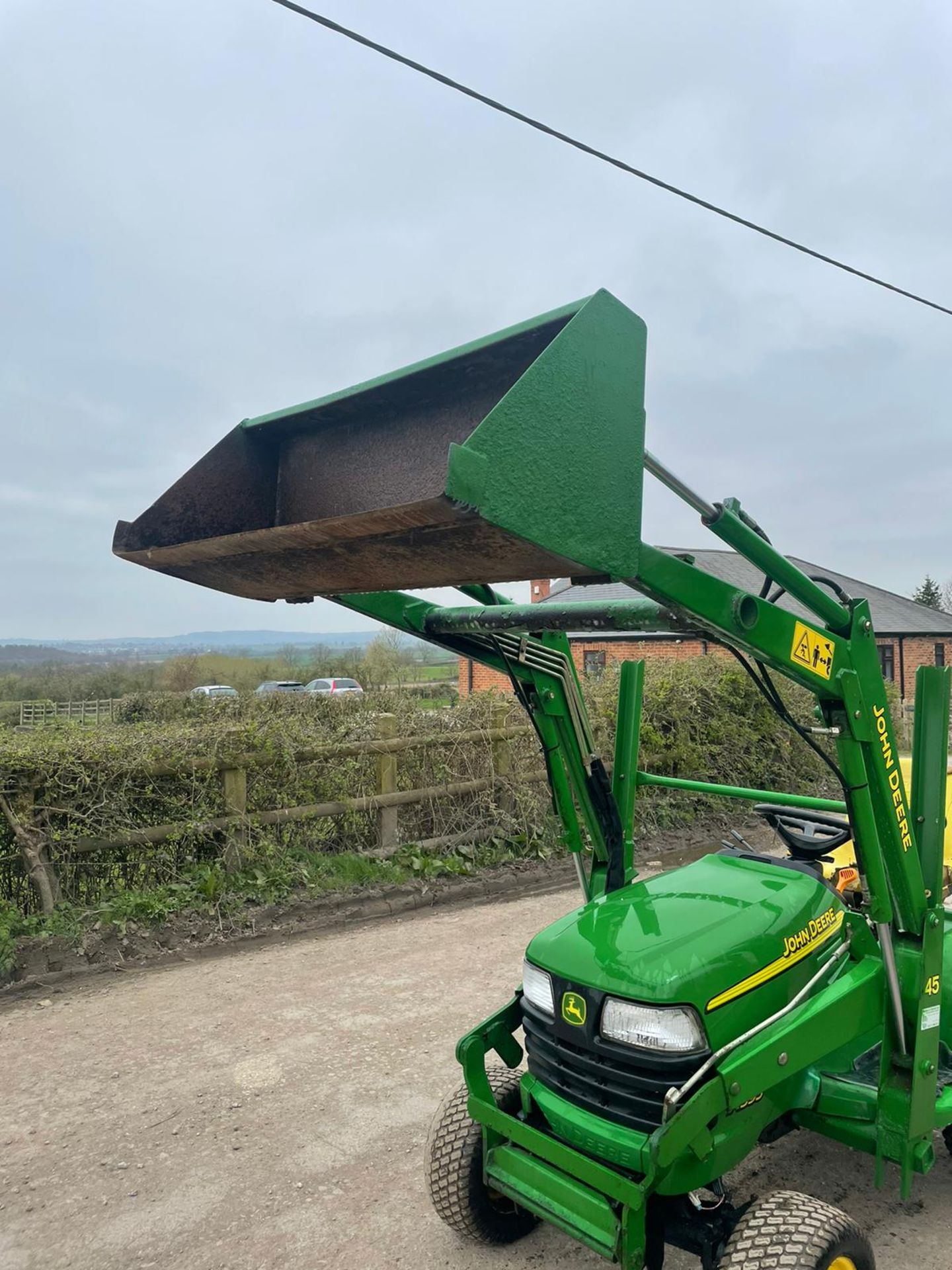 JOHN DEERE X595 COMPACT TRACTOR WITH FRONT LOADER, 4 WHEEL DRIVE, RUNS AND LIFTS *PLUS VAT* - Image 4 of 5