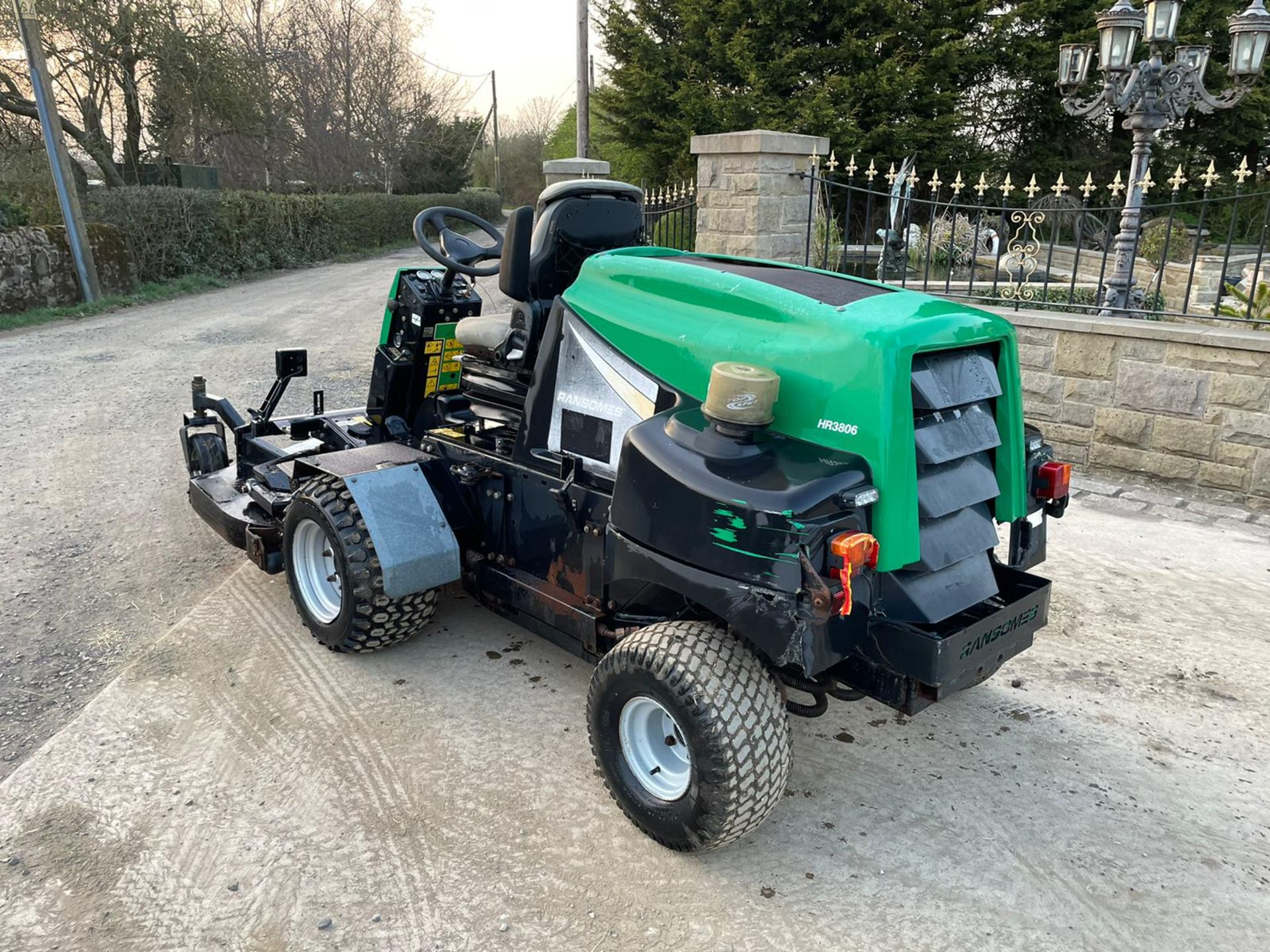 RANSOMES HR3806 RIDE ON MOWER, LOW 2915 HOURS, HYDROSTATIC *PLUS VAT* - Image 2 of 10