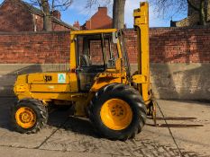 JCB 926 4X4 FORKLIFT, TRIPLE MAST, PERKINS ENGINE, RUNS, DRIVES AND LIFTS *NO VAT*