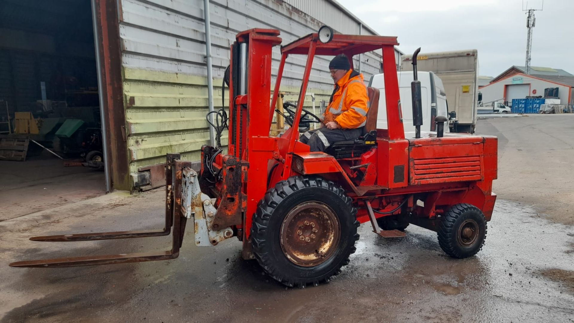 MANITOU MCE-30c 3 TON ROUGH TERRAIN, FORK TRUCK WITH FORKS AND BUCKET *PLUS VAT* - Image 4 of 8