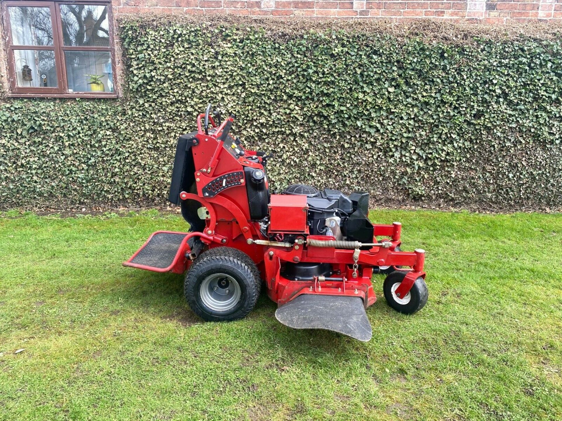 TORO GRANDSTAND STAND ON MOWER, ZERO TURN, 620 HOURS FROM NEW, MANUFACTURED YEAR 2015. - Image 2 of 6