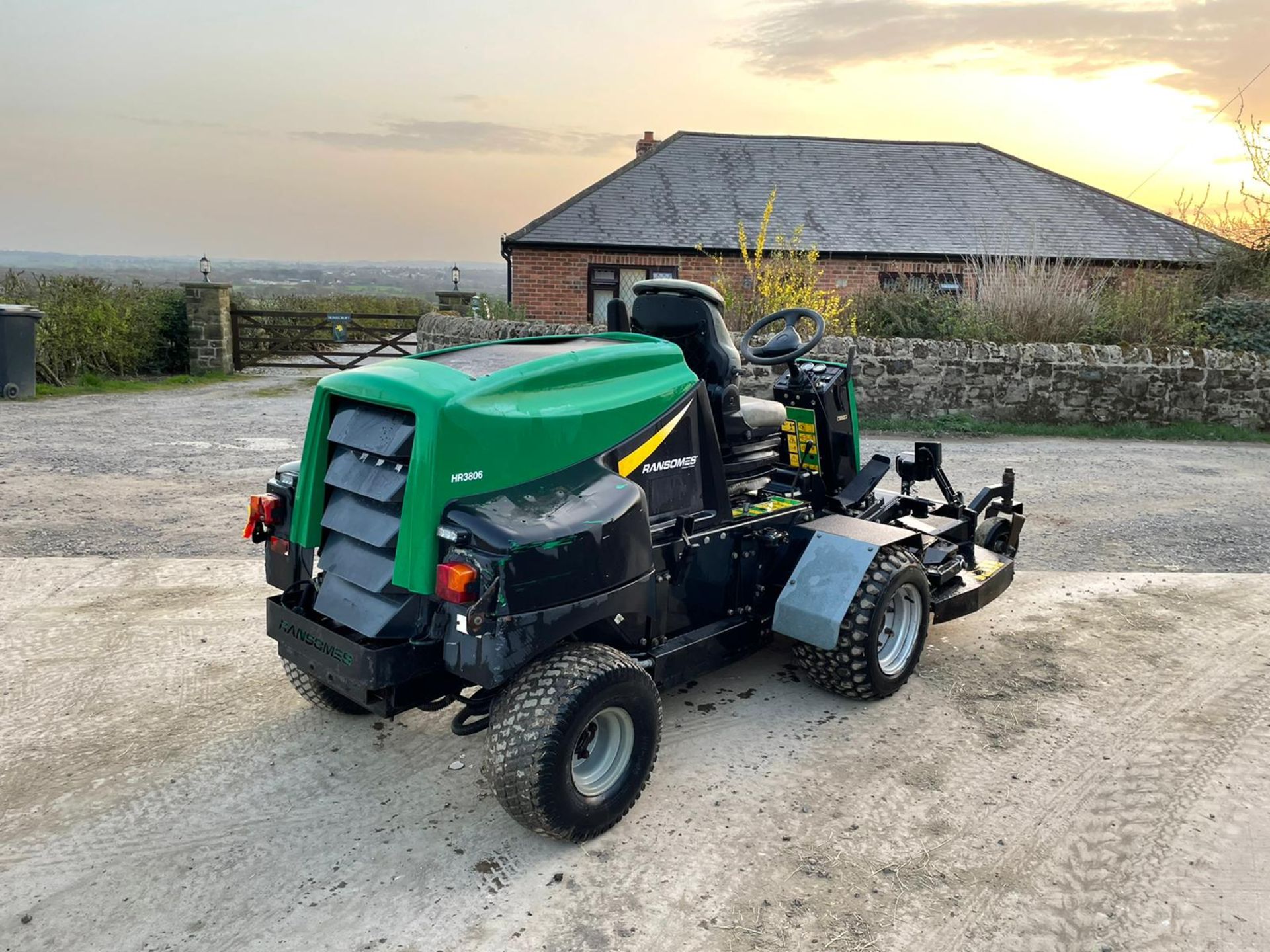 RANSOMES HR3806 RIDE ON MOWER, LOW 2915 HOURS, HYDROSTATIC *PLUS VAT* - Image 4 of 10