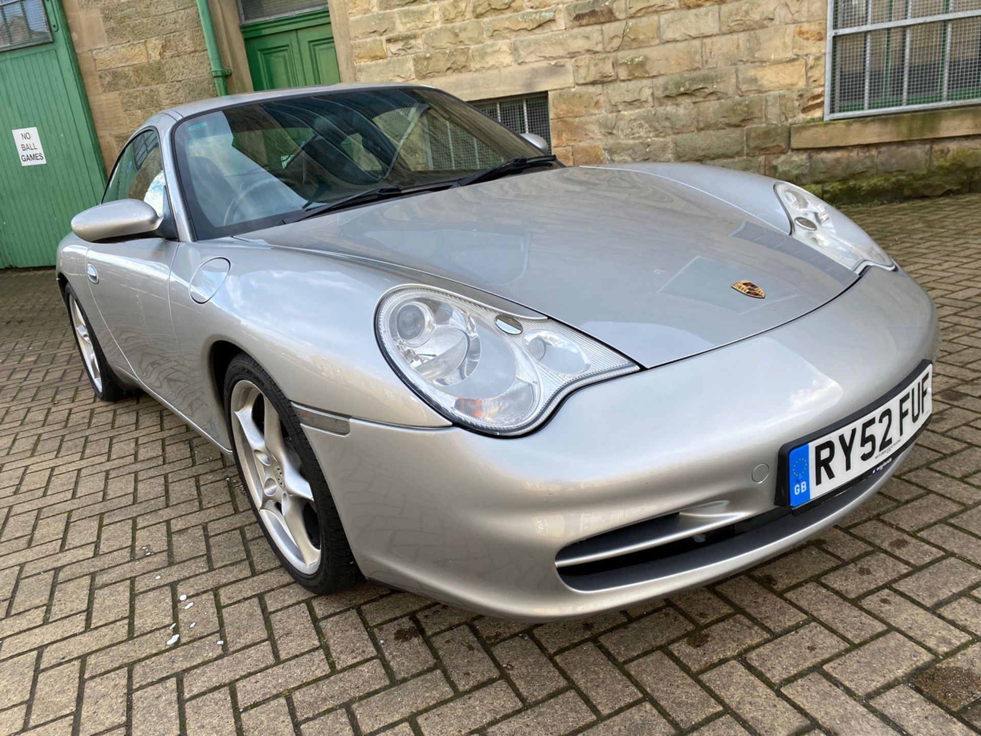 2003/52 REG PORSCHE 911 CARRERA 2 3.6 PETROL SILVER COUPE, SHOWING 3 FORMER KEEPERS *NO VAT* - Image 2 of 19