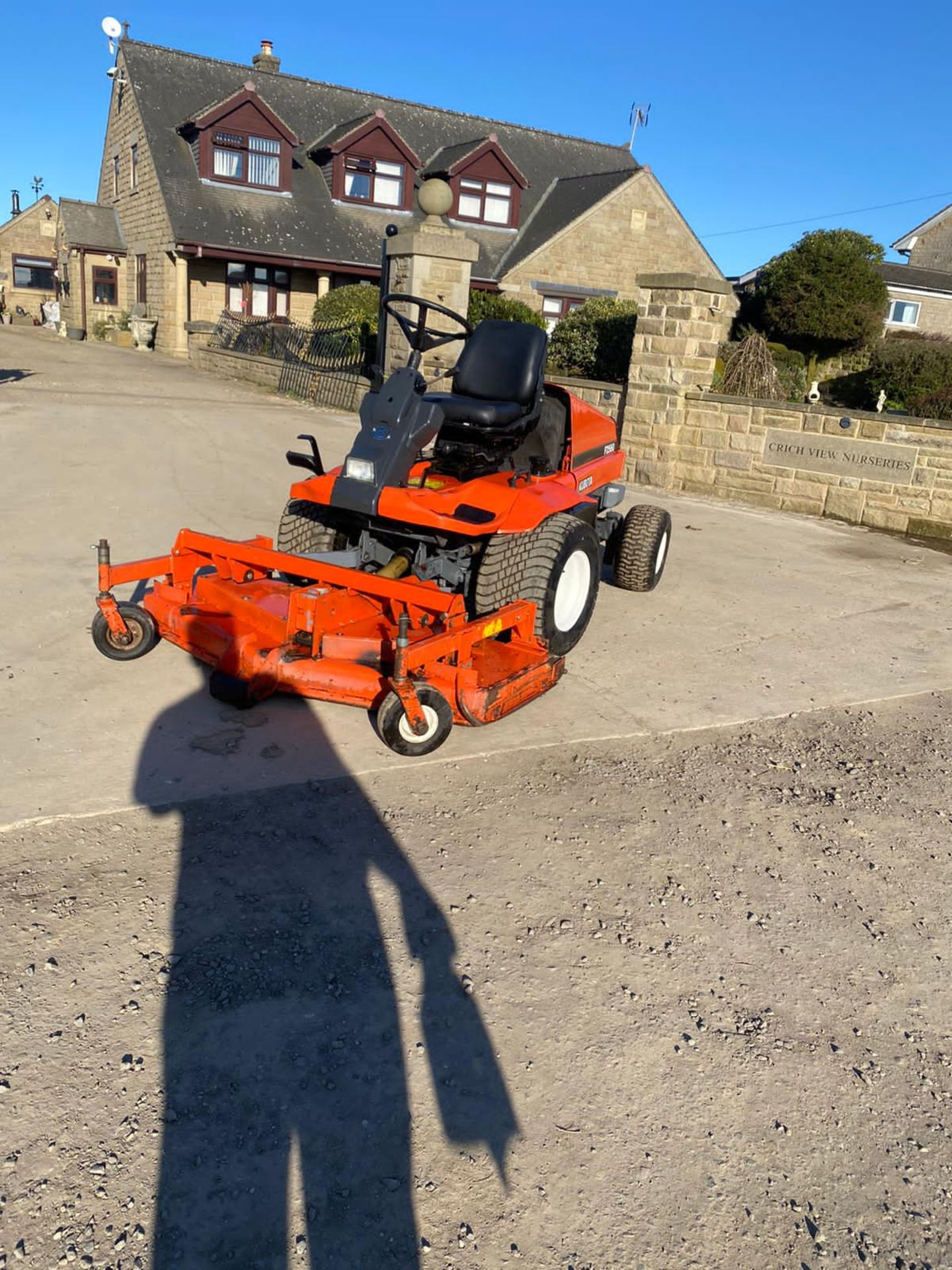 Kubota f2560 out front ride on mower Runs drives and cuts Hydraulic up and down deck *NO VAT* - Image 4 of 7