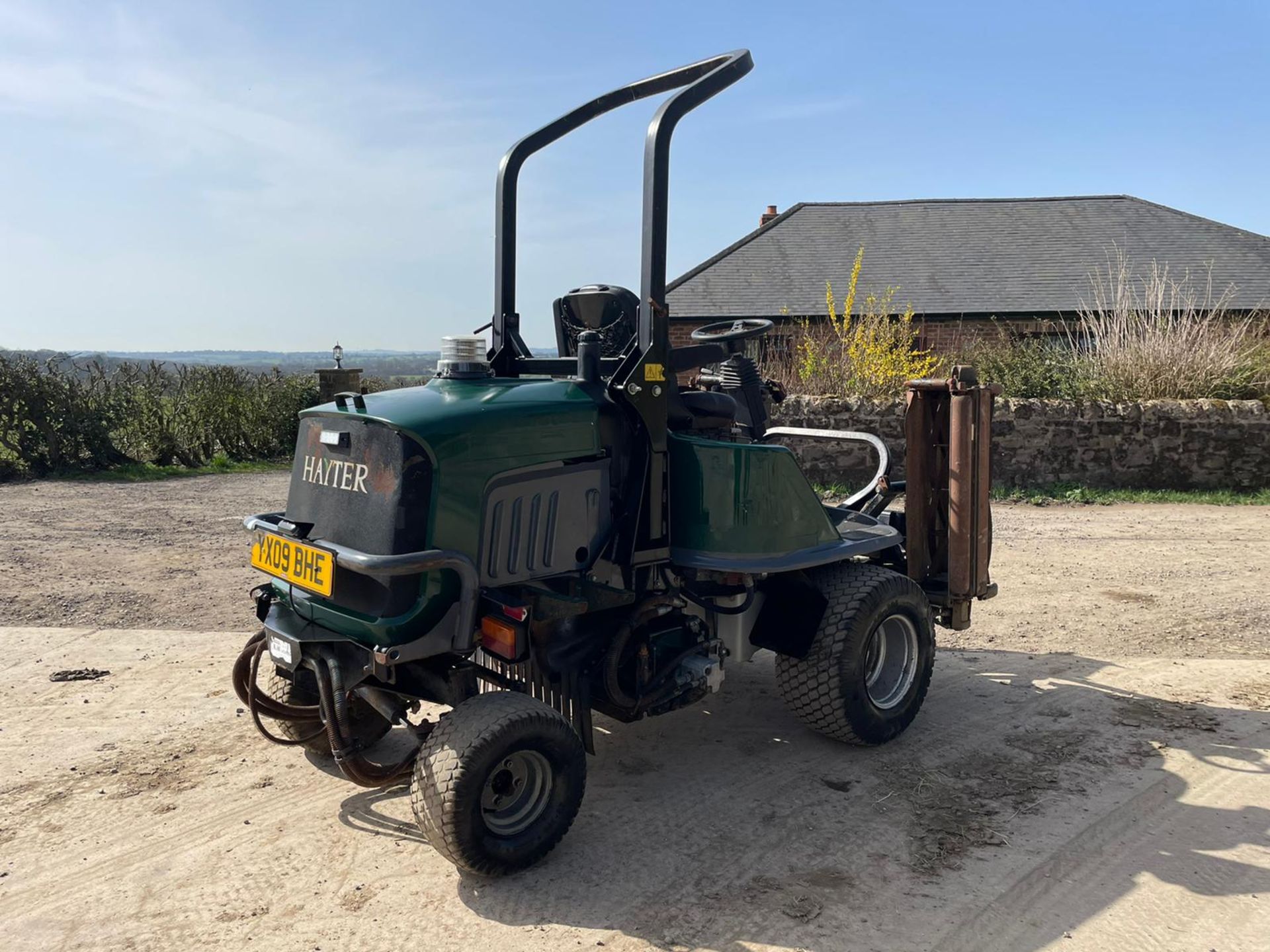 2009 HAYTER LT324 CYLINDER MOWER, ROLL BAR, HYDROSTATIC, LOW 2630 HOURS *PLUS VAT* - Image 4 of 7