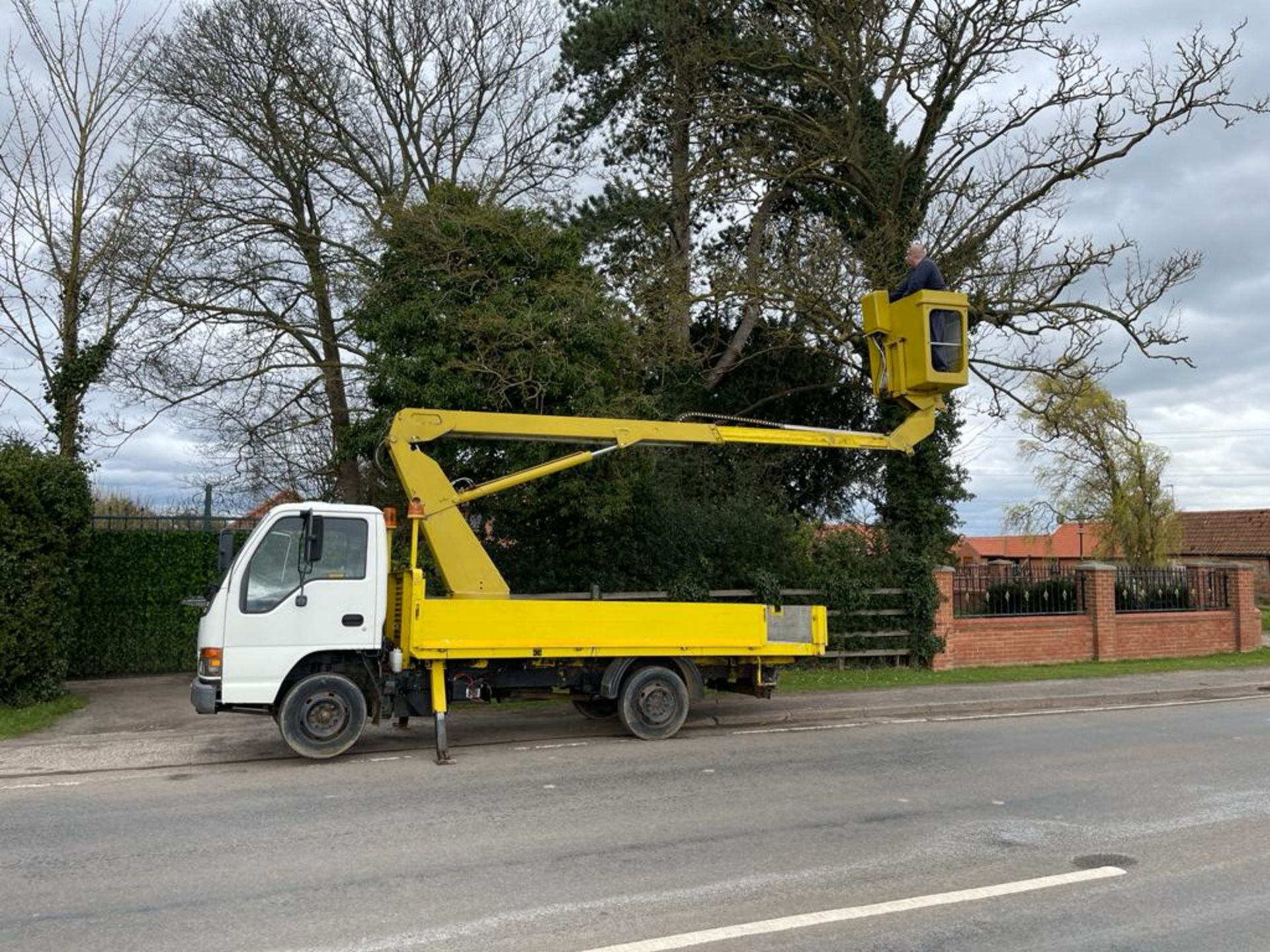 2001 ISUZU N35 CHERRY PICKER 36FT LIFT, ALL WORKING FINE, ENGINE AND GEAR BOX GOOD *PLUS VAT* - Image 2 of 8