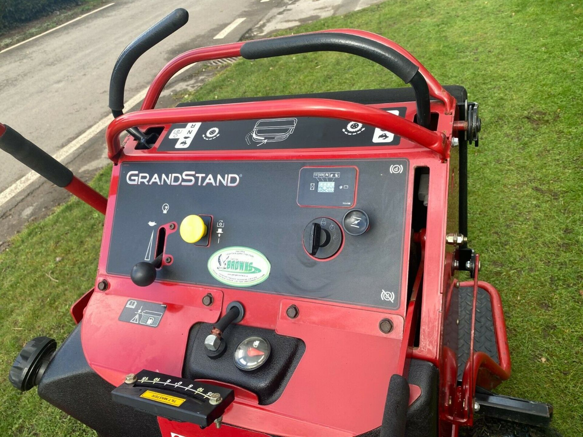 TORO GRANDSTAND STAND ON MOWER, ZERO TURN, 620 HOURS FROM NEW, MANUFACTURED YEAR 2015. - Image 5 of 6