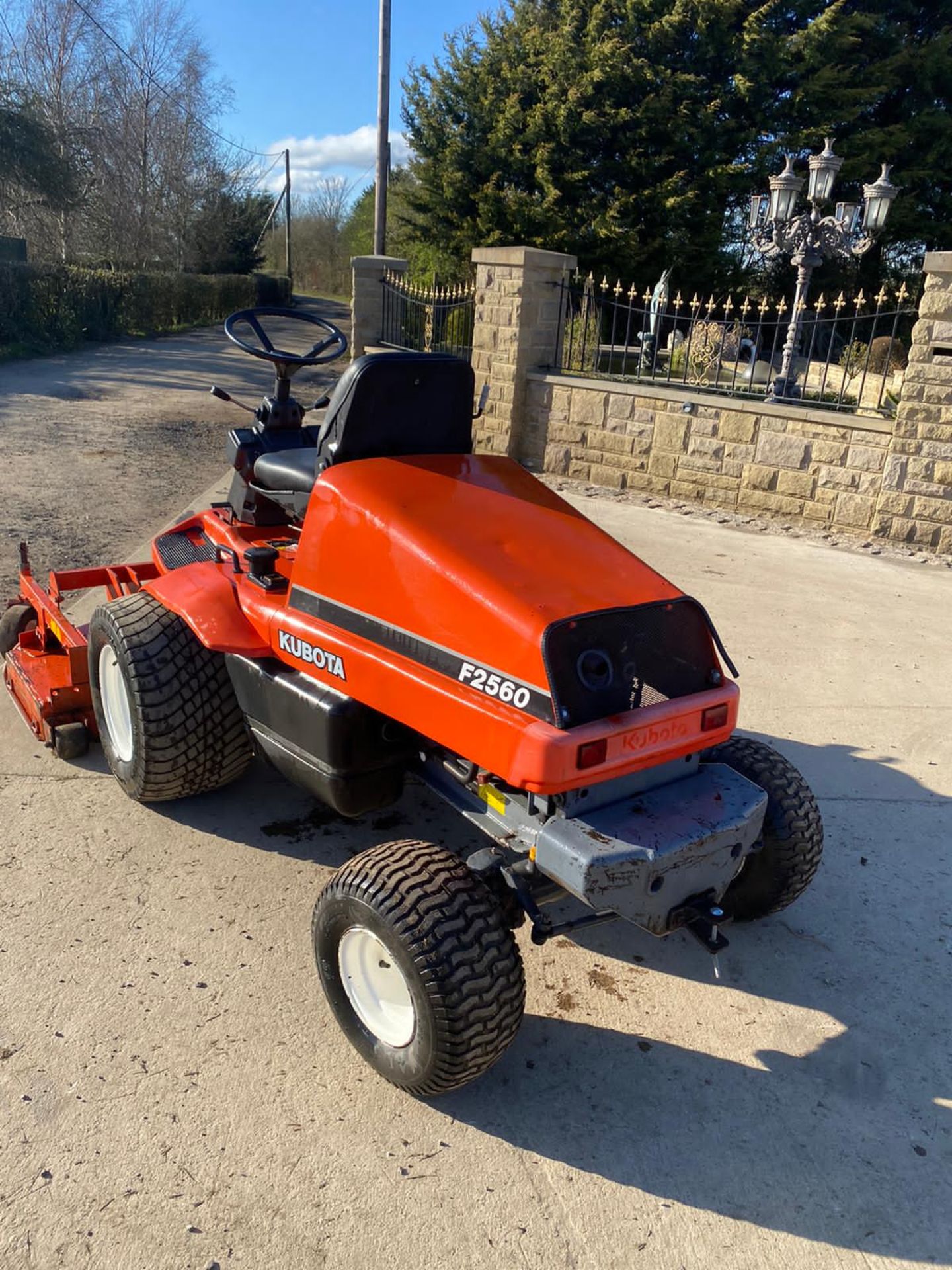 Kubota f2560 out front ride on mower Runs drives and cuts Hydraulic up and down deck *NO VAT* - Image 2 of 7