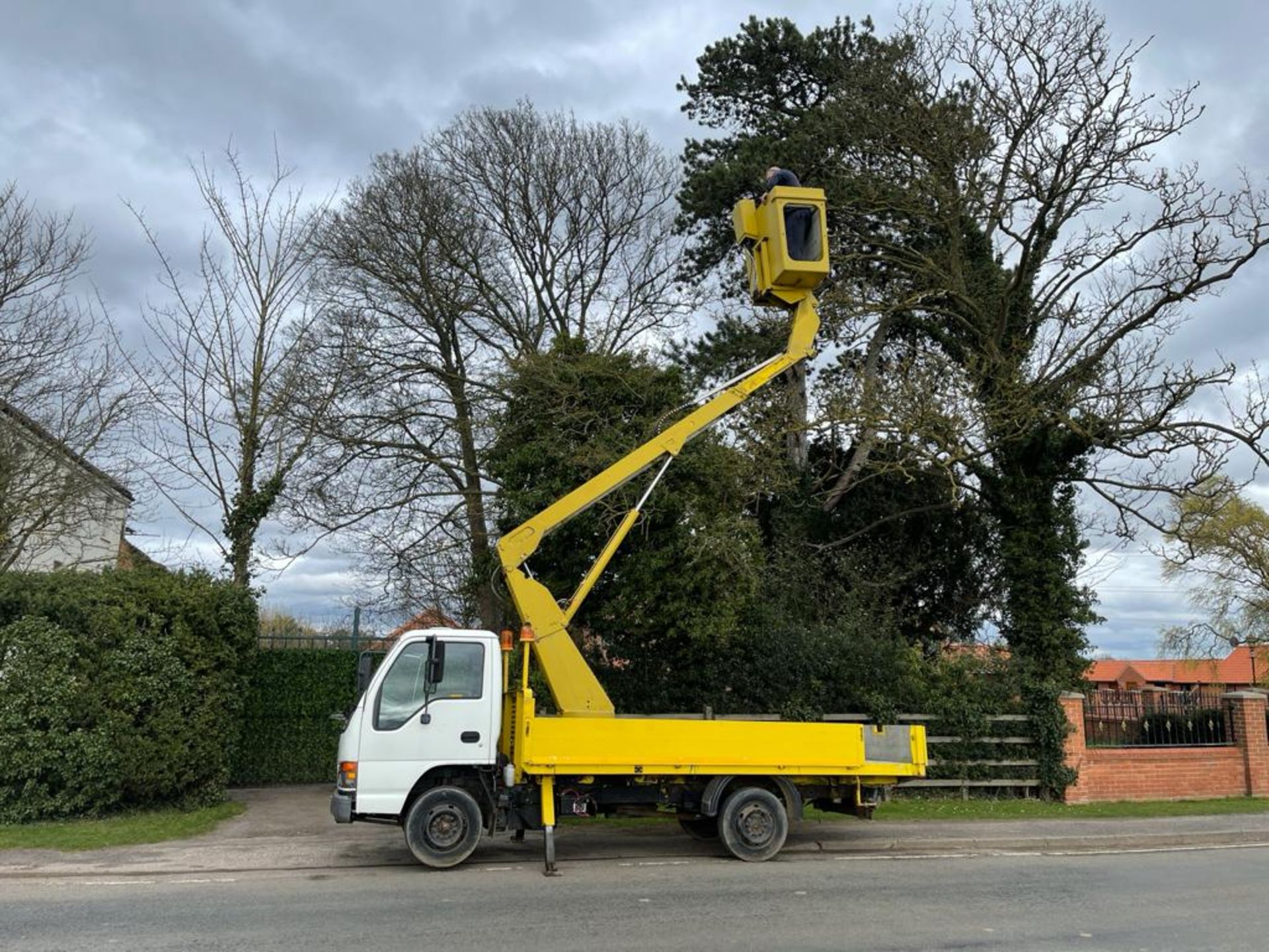 2001 ISUZU N35 CHERRY PICKER 36FT LIFT, ALL WORKING FINE, ENGINE AND GEAR BOX GOOD *PLUS VAT*