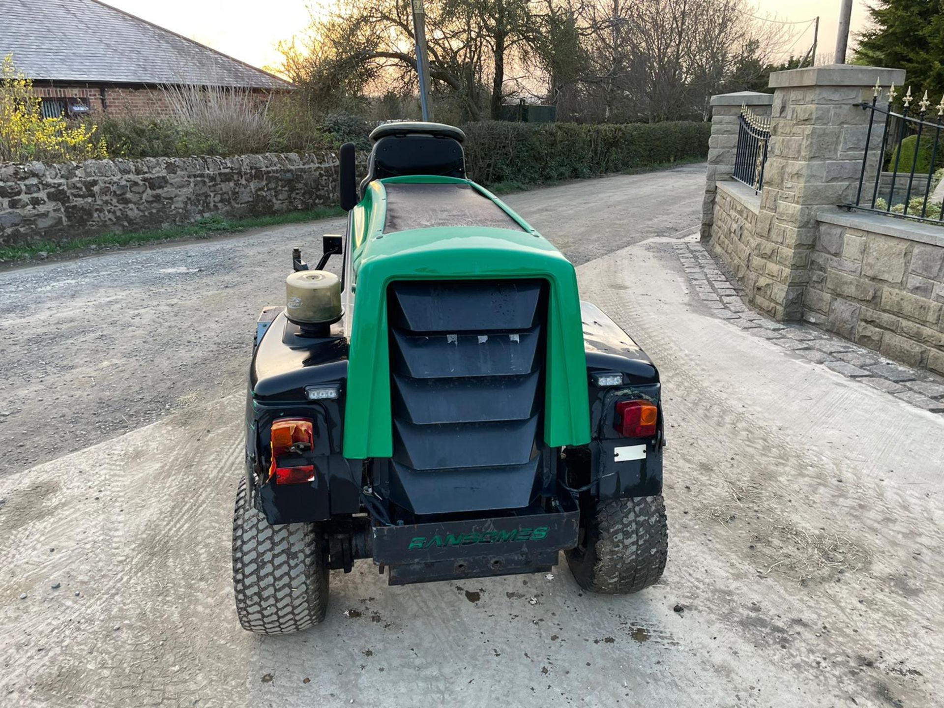 RANSOMES HR3806 RIDE ON MOWER, LOW 2915 HOURS, HYDROSTATIC *PLUS VAT* - Image 3 of 10