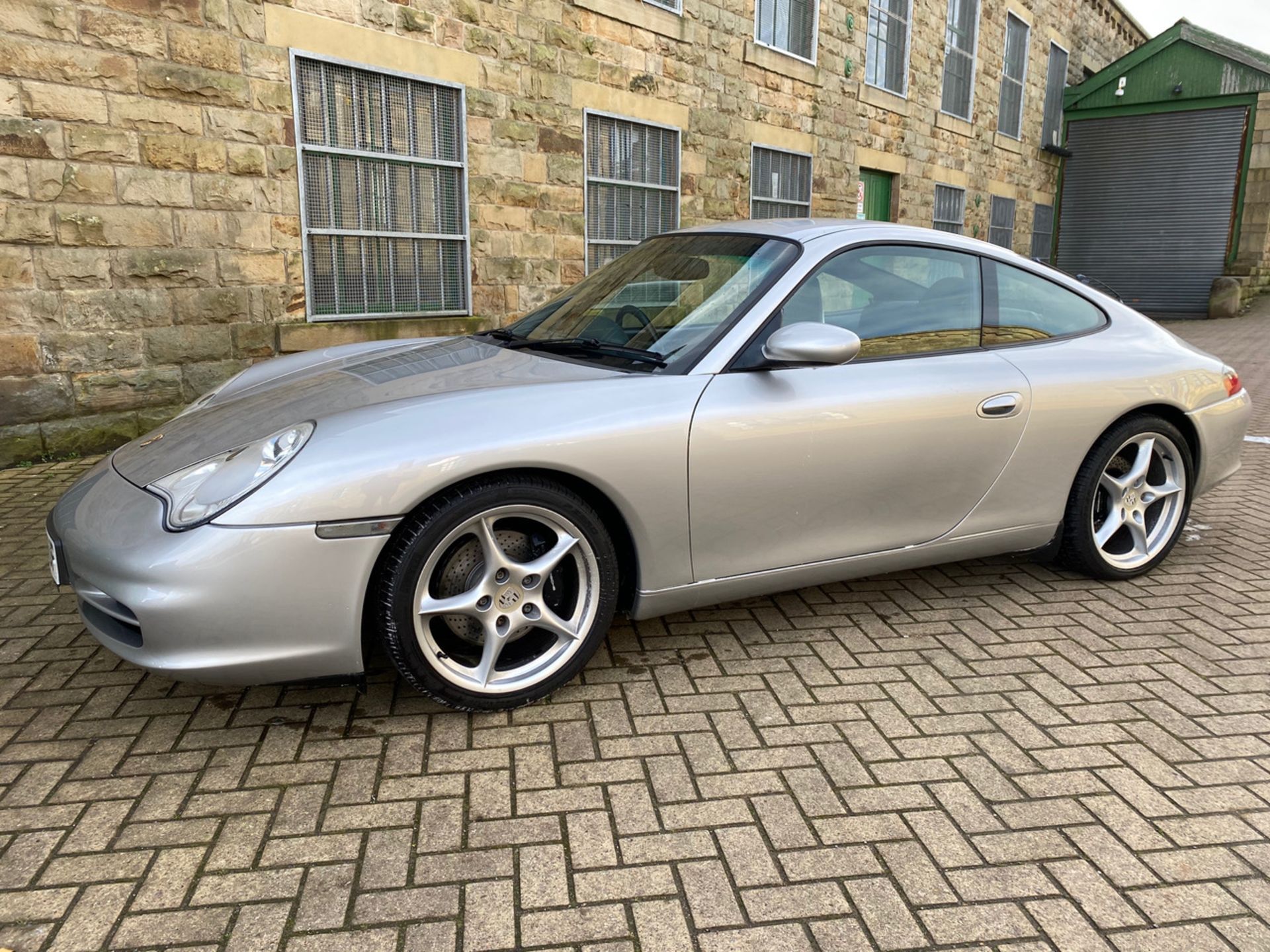 2003/52 REG PORSCHE 911 CARRERA 2 3.6 PETROL SILVER COUPE, SHOWING 3 FORMER KEEPERS *NO VAT* - Image 4 of 19