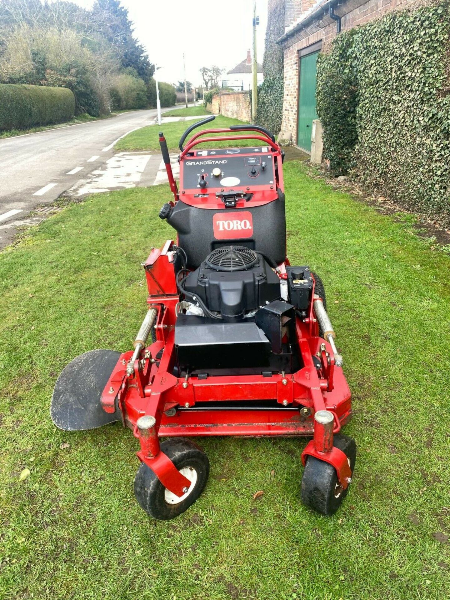 TORO GRANDSTAND STAND ON MOWER, ZERO TURN, 620 HOURS FROM NEW, MANUFACTURED YEAR 2015. - Image 6 of 6
