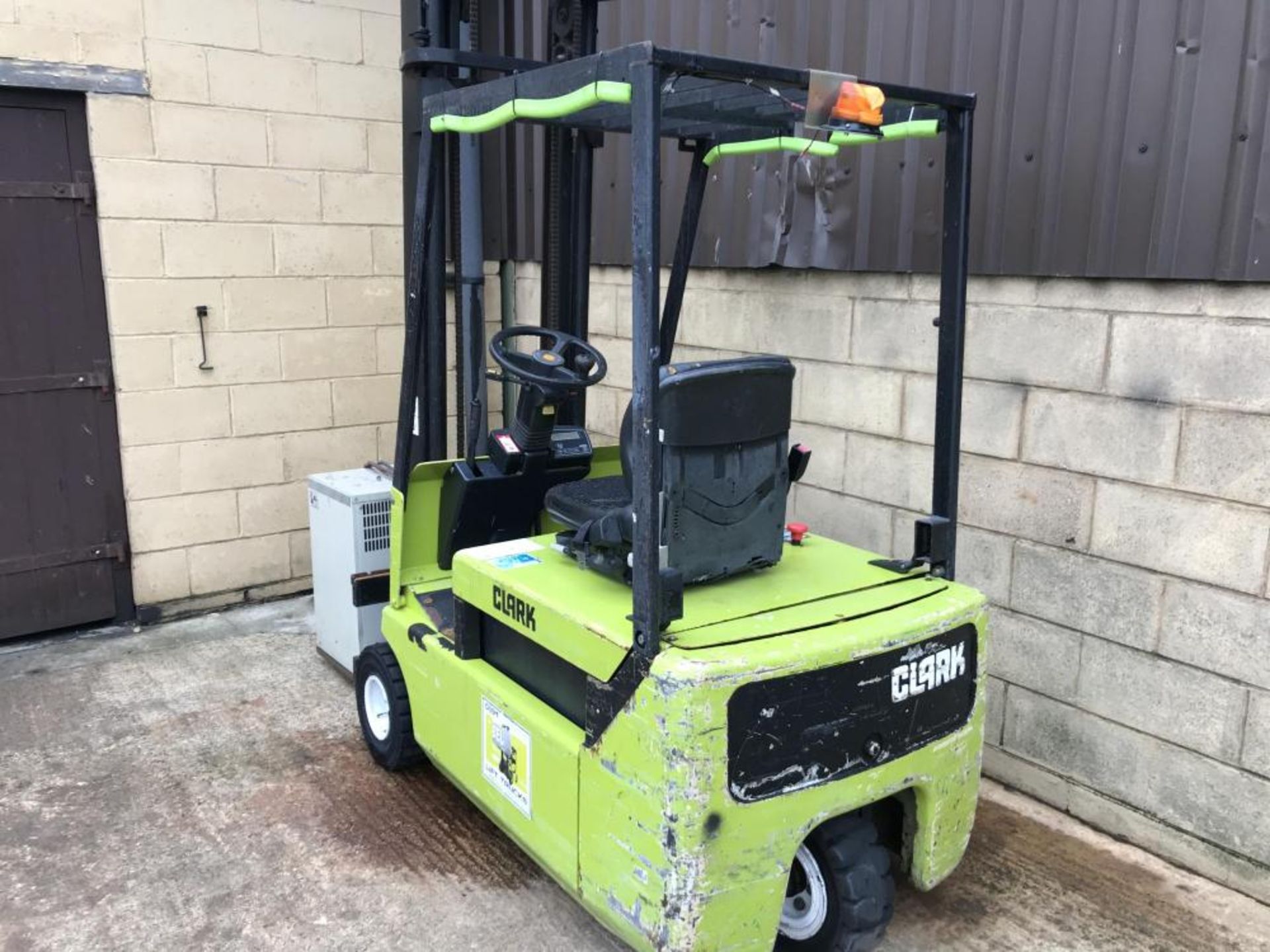 2001 CLARK ELECTRIC FROKLIFT, WORKS UP AND DOWN BUT WILL NOT GO FORWARD AND BACK *PLUS VAT*