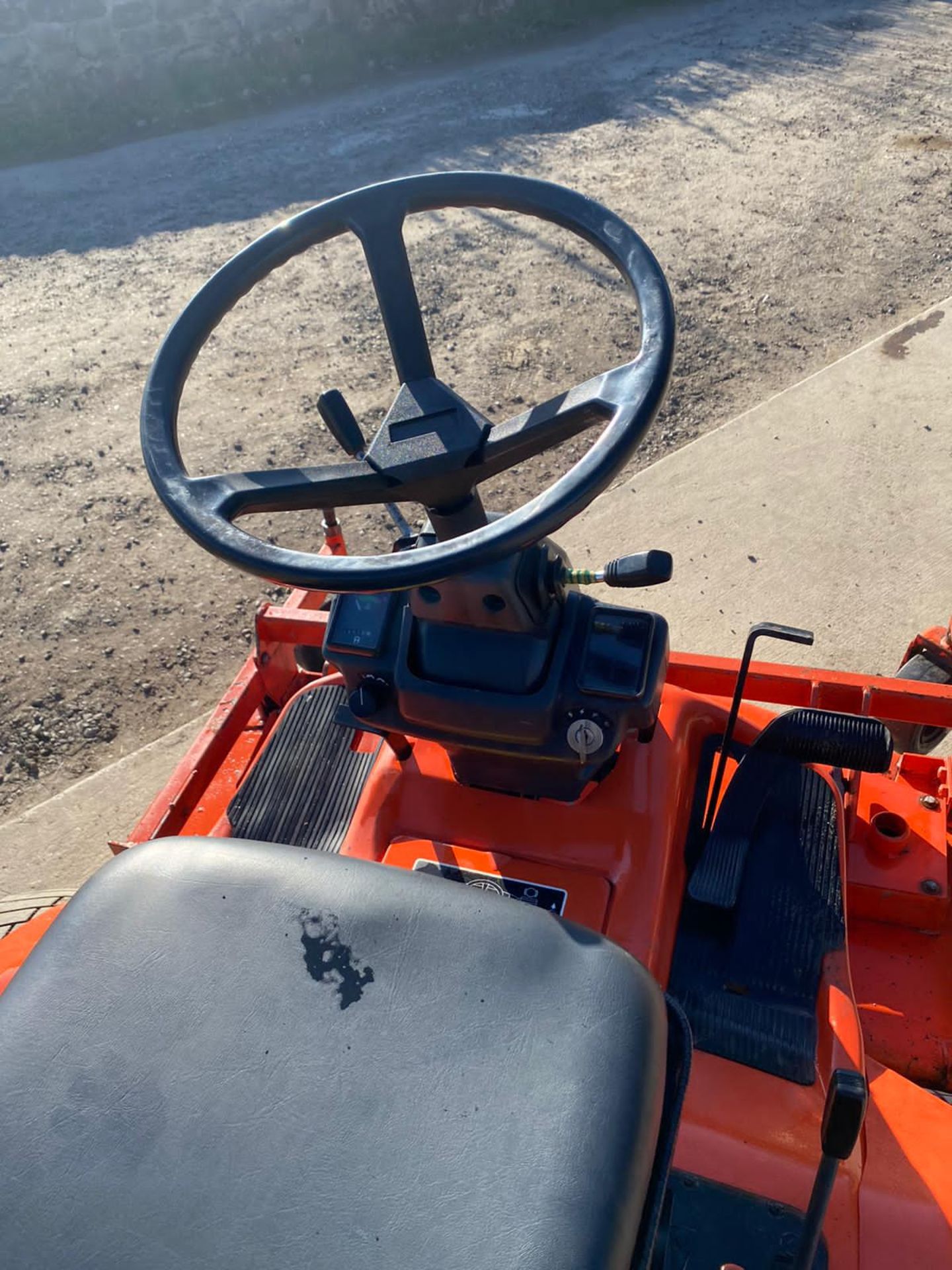 Kubota f2560 out front ride on mower Runs drives and cuts Hydraulic up and down deck *NO VAT* - Image 6 of 7