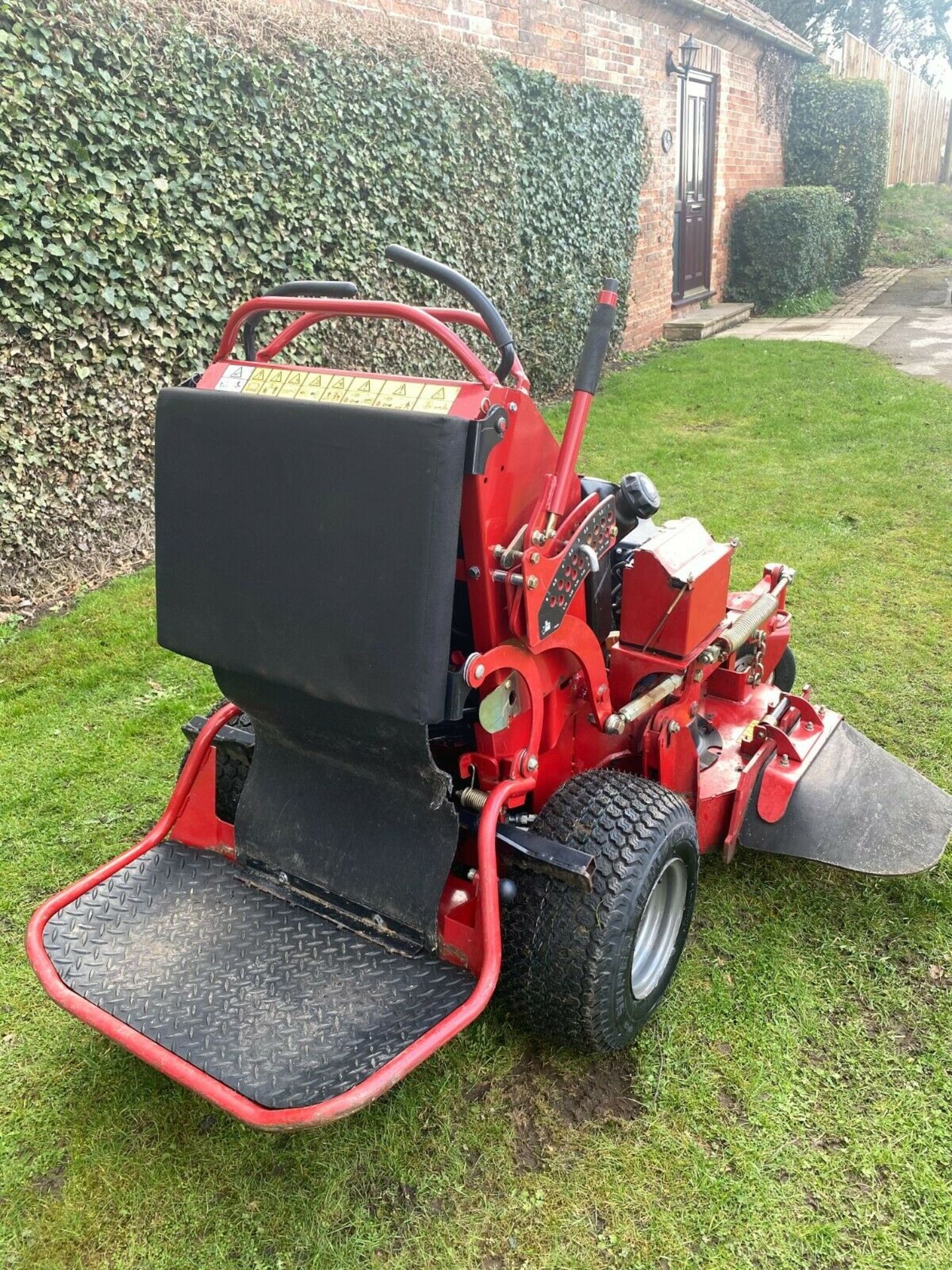 TORO GRANDSTAND STAND ON MOWER, ZERO TURN, 620 HOURS FROM NEW, MANUFACTURED YEAR 2015. - Image 4 of 6