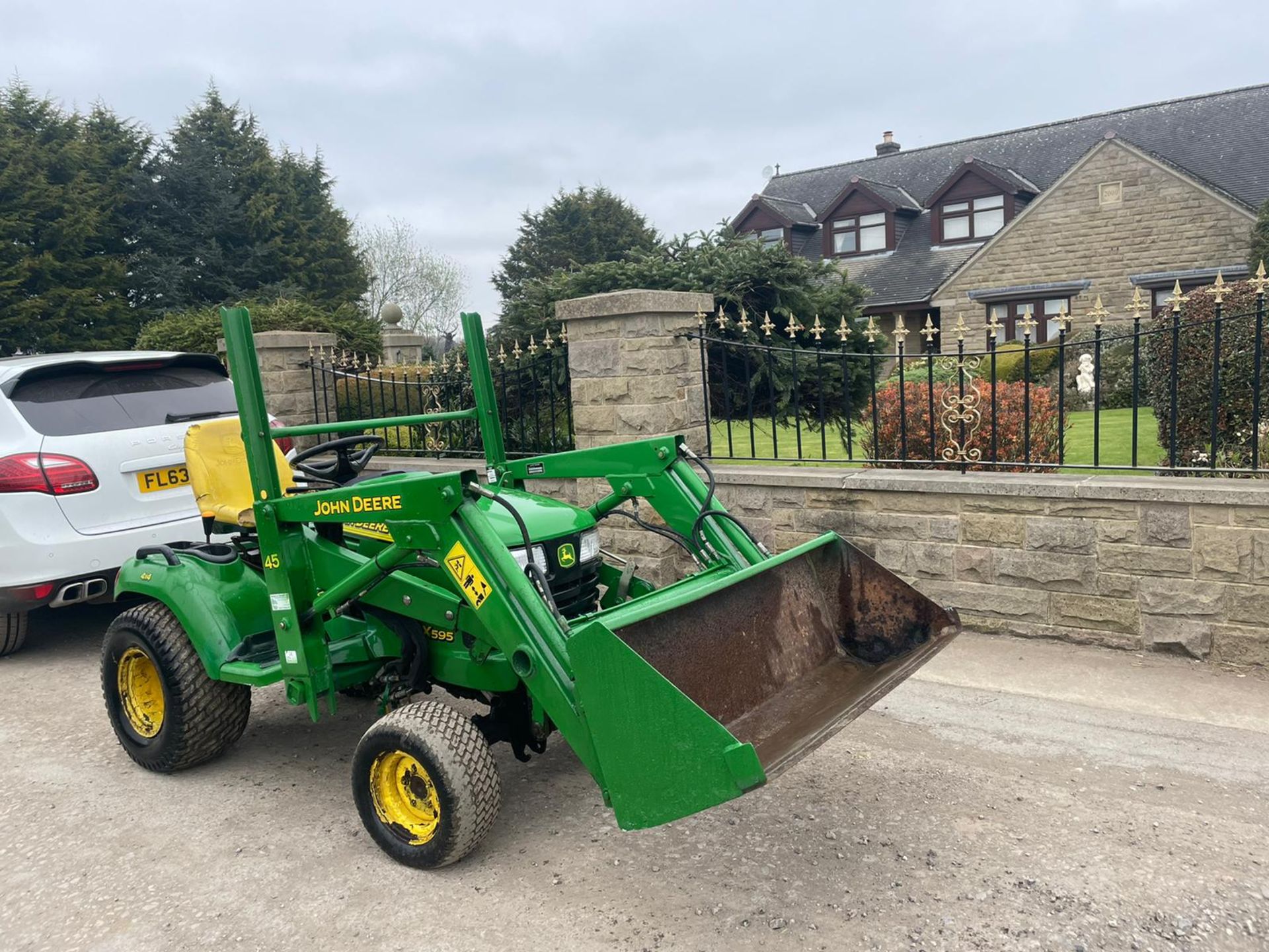 JOHN DEERE X595 COMPACT TRACTOR WITH FRONT LOADER, 4 WHEEL DRIVE, RUNS AND LIFTS *PLUS VAT*