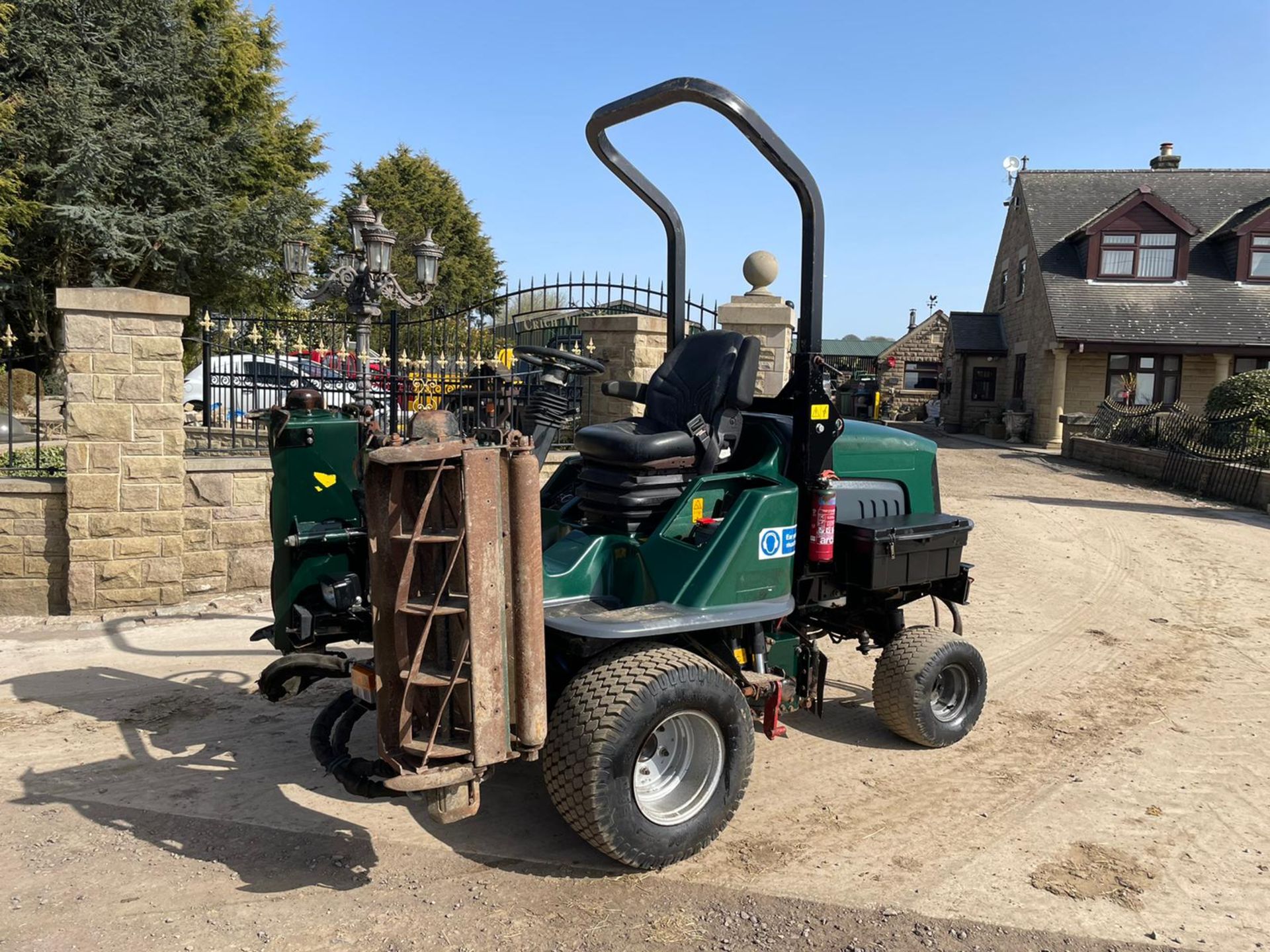 2009 HAYTER LT324 CYLINDER MOWER, ROLL BAR, HYDROSTATIC, LOW 2630 HOURS *PLUS VAT* - Image 3 of 7