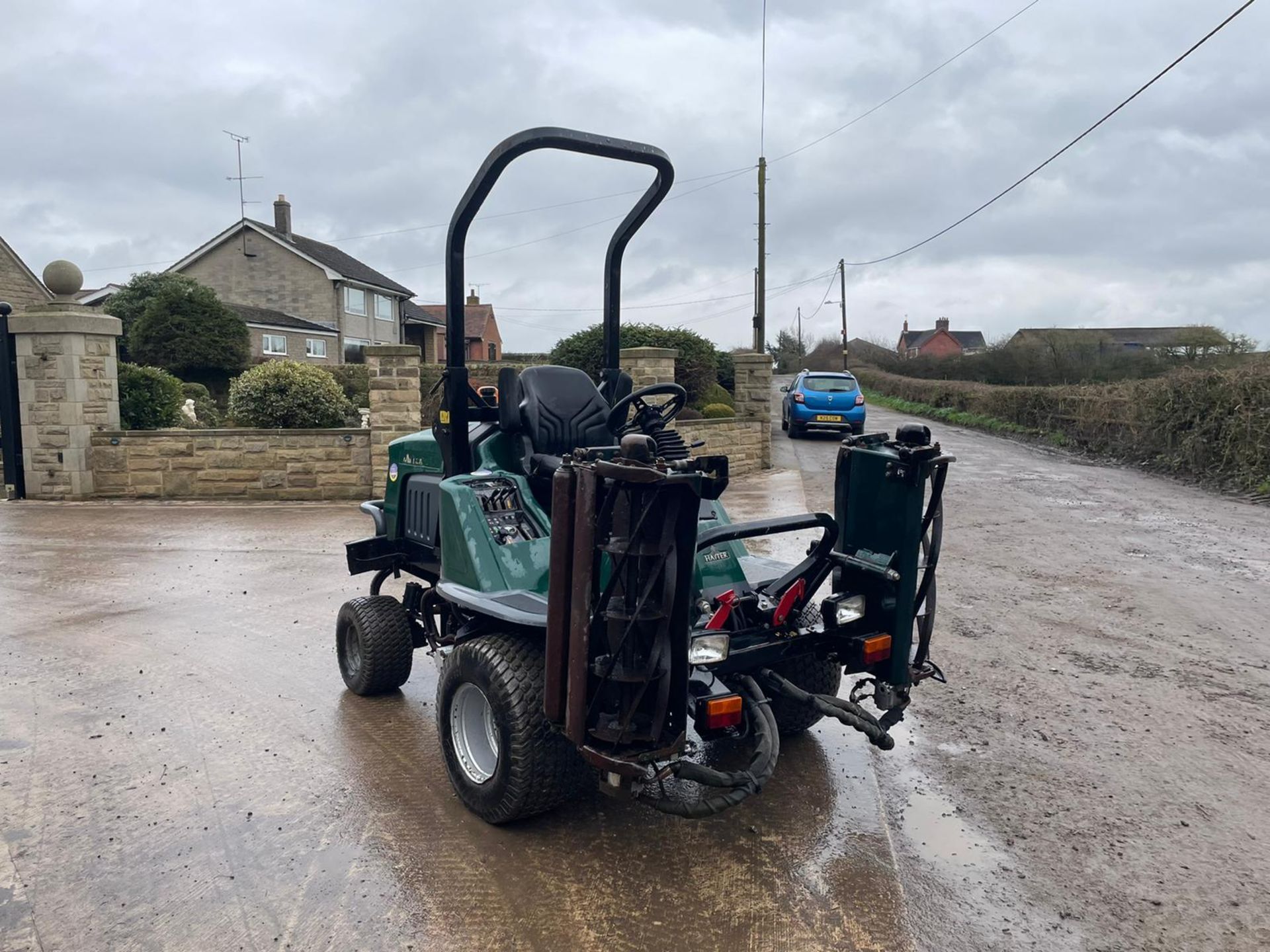 2009 HAYTER LT324 CYLINDER MOWER, RUNS, DRIVES AND CUTS, IN GOOD CONDITION, LOW 2765 HOURS, ROLL BAR - Image 6 of 9