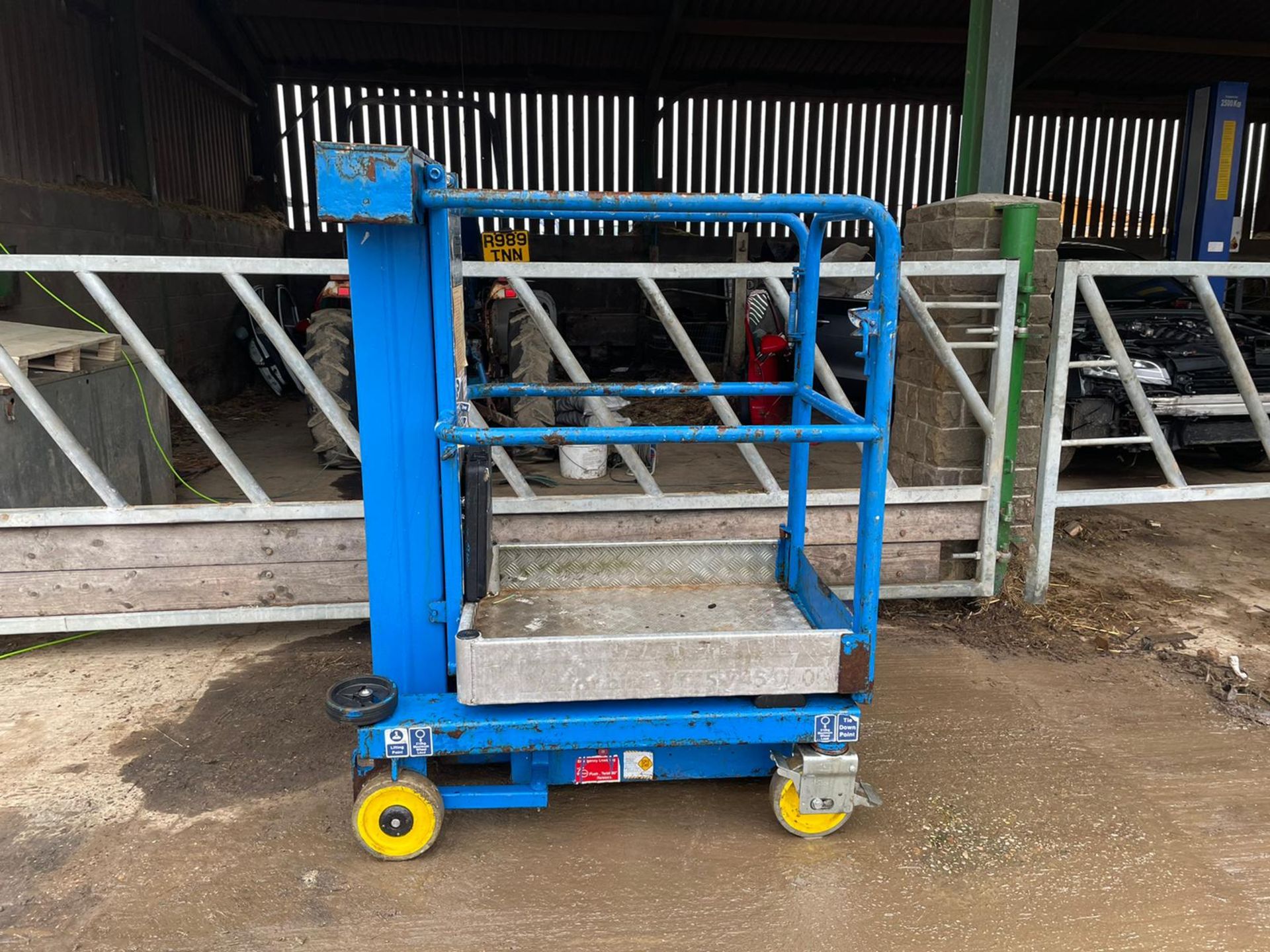 2010 POWERTOWER NANO ELECTRIC SCISSOR LIFT, GOOD CONDITION, ALL WORKS *PLUS VAT* - Image 6 of 8