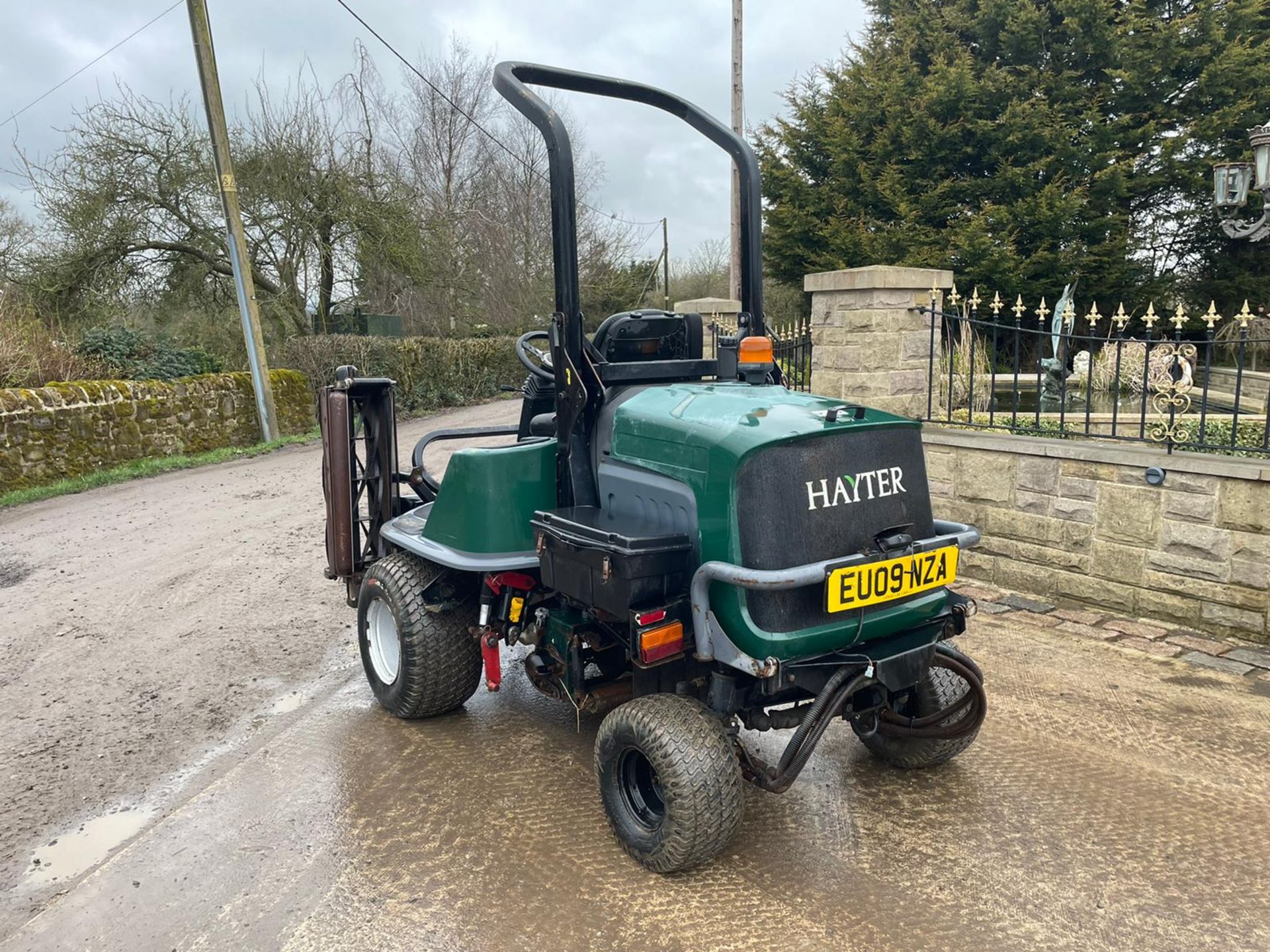 2009 HAYTER LT324 CYLINDER MOWER, RUNS, DRIVES AND CUTS, IN GOOD CONDITION, LOW 2765 HOURS, ROLL BAR - Image 2 of 9