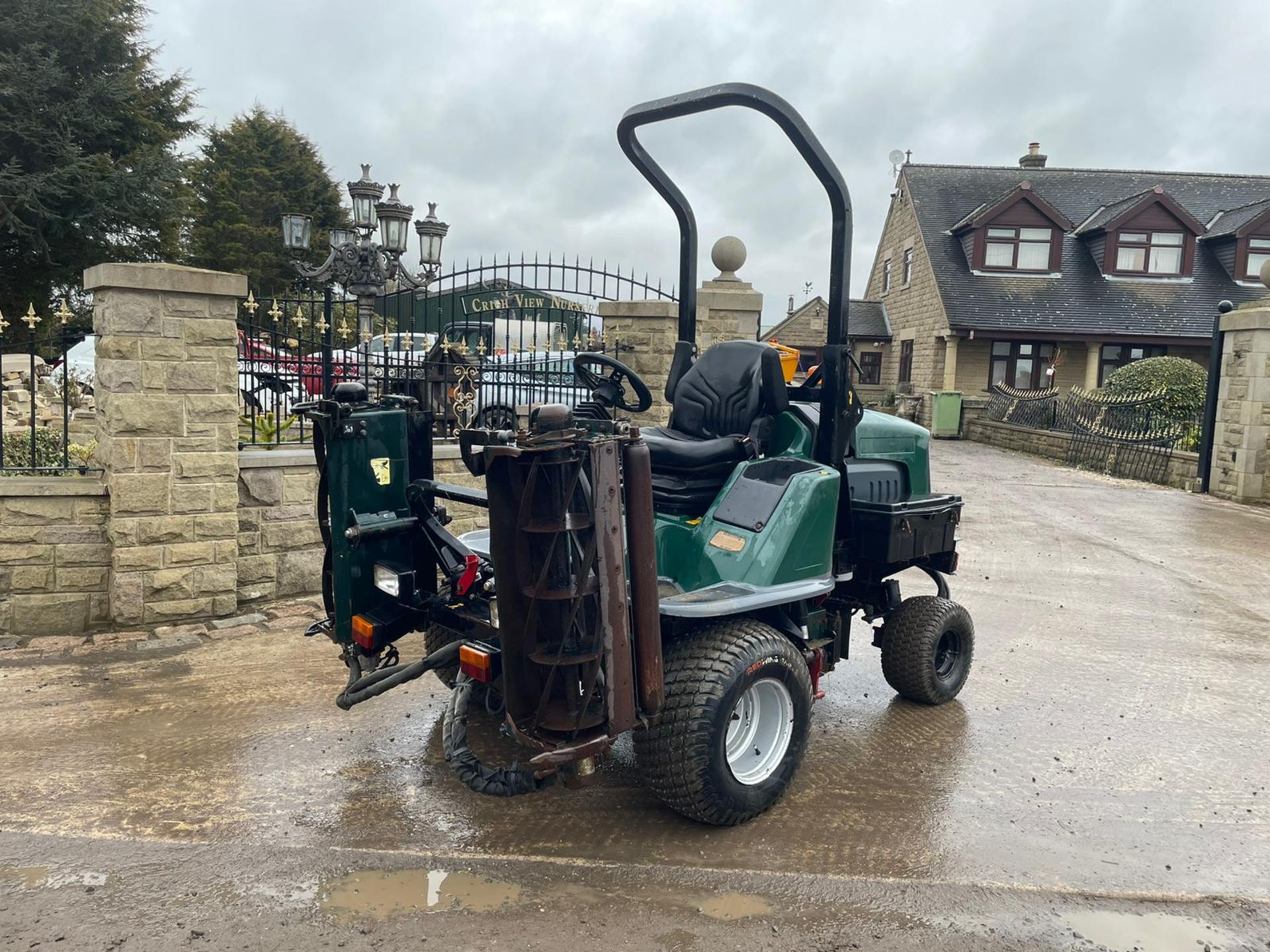 2009 HAYTER LT324 CYLINDER MOWER, RUNS, DRIVES AND CUTS, IN GOOD CONDITION, LOW 2765 HOURS, ROLL BAR - Image 4 of 9