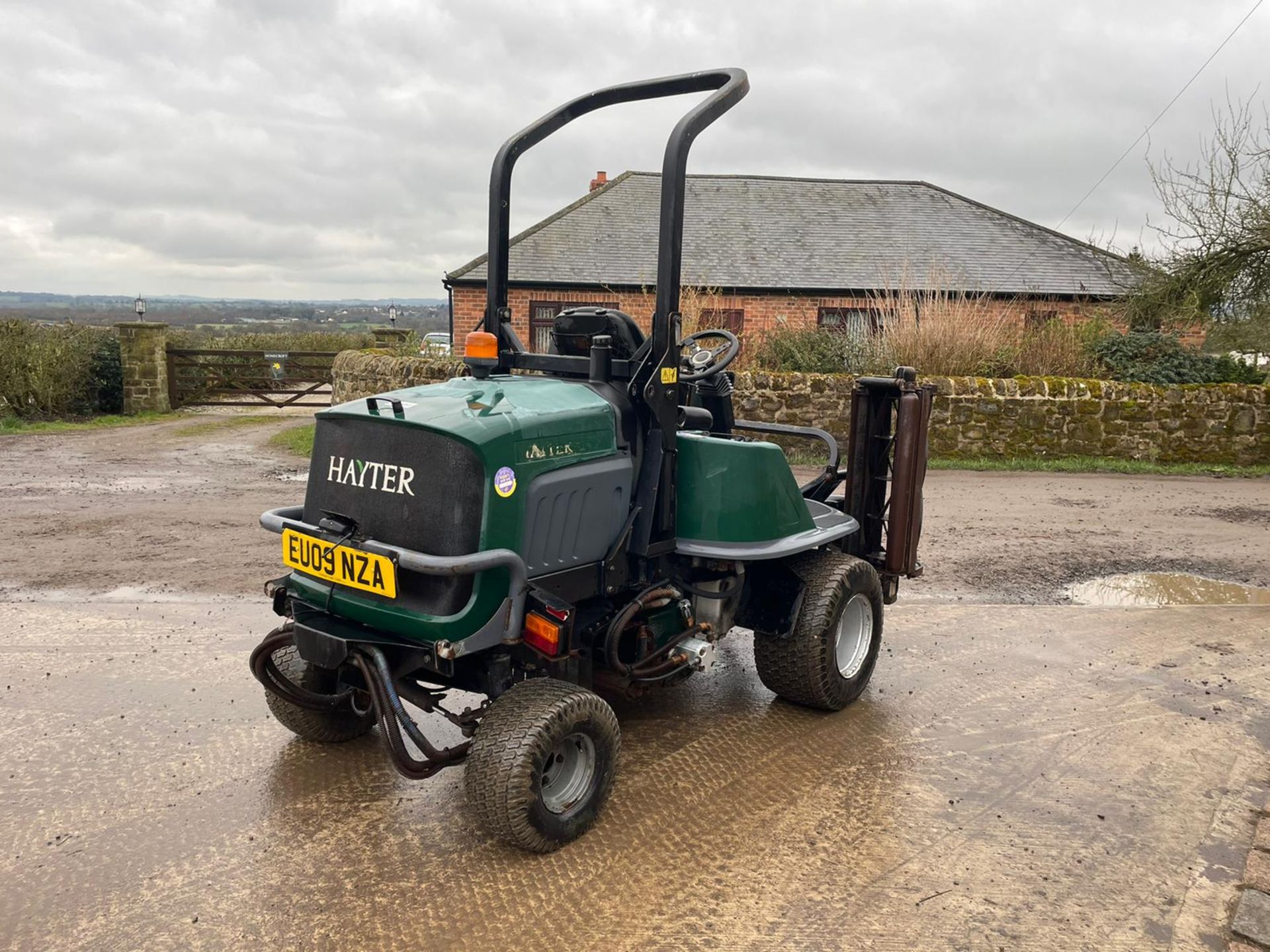 2009 HAYTER LT324 CYLINDER MOWER, RUNS, DRIVES AND CUTS, IN GOOD CONDITION, LOW 2765 HOURS, ROLL BAR - Image 3 of 9