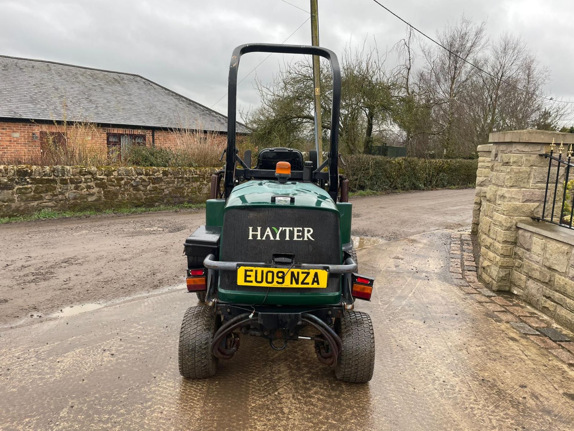 2009 HAYTER LT324 CYLINDER MOWER, RUNS, DRIVES AND CUTS, IN GOOD CONDITION, LOW 2765 HOURS, ROLL BAR - Image 7 of 9