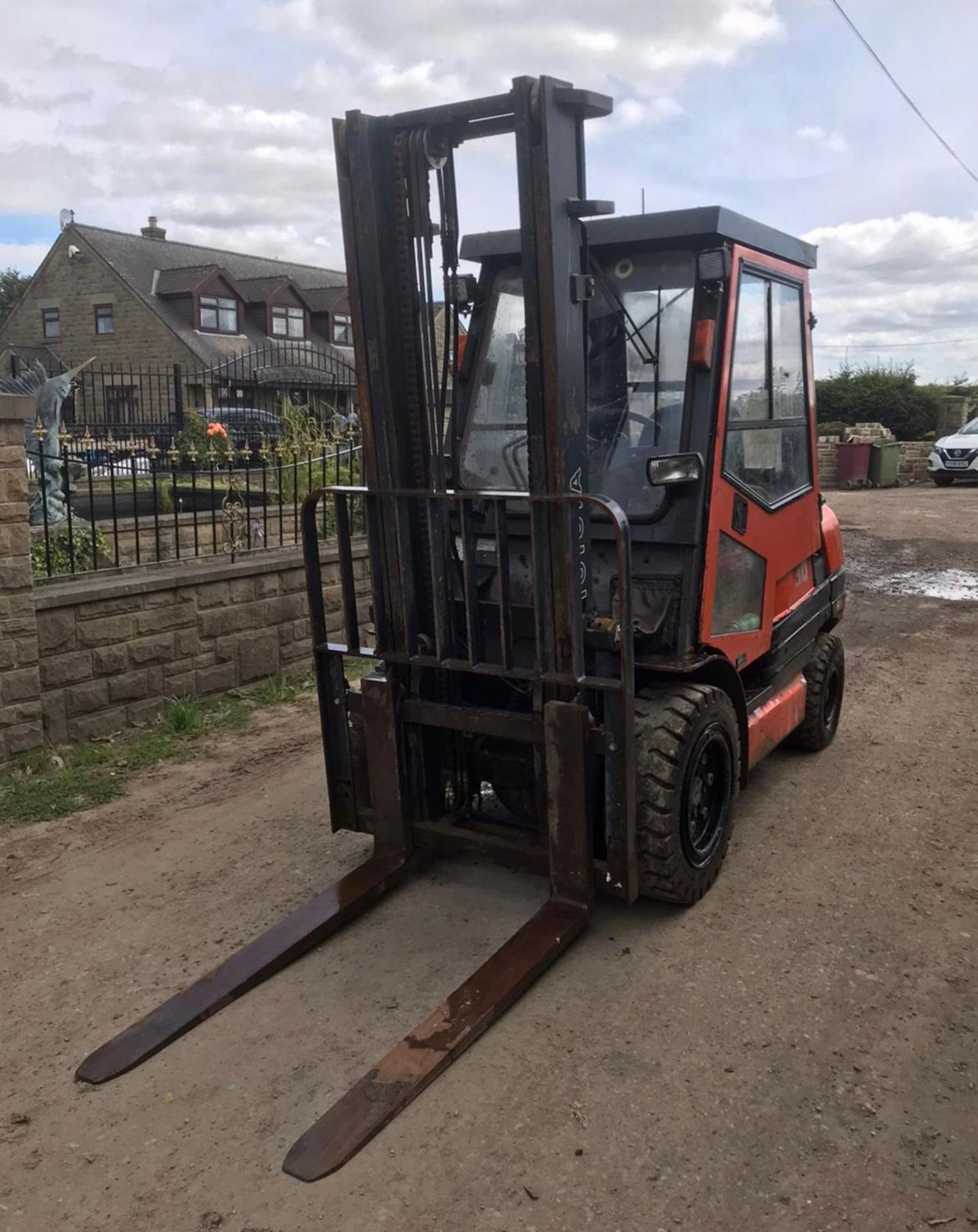 TOYOTA 30 FORKLIFT, RUNS, DRIVES AND LIFTS, CONTAINER SPEC, FULLY GLASS CAB *PLUS VAT* - Image 2 of 5